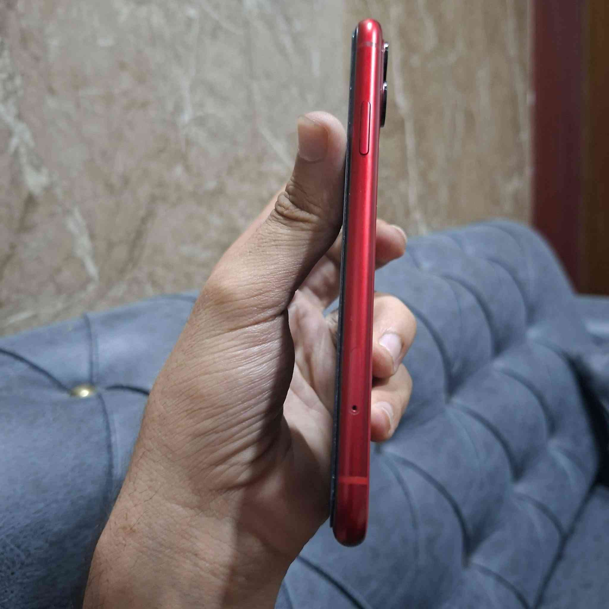 IPhone 11
ايفون ١١ عادي 
بطارية ٧٦ حقيقية (لا مرفوع ولا مبدل )
الجهاز كلشي بي اصلي 
ما مبدل بي اي شي 
لا ايكلود ولا مال بوكة ولا شي 
فرمت حدث كلشي ما بي 
كامرات اتصال برامج كلشي شغال 
سعره 250 الف 
العنوان :- بغداد الشعب سوق شلال مقابل ركن الخظراء 
مكتب محمد منير 
تواصل على الواتساب او الهاتف حصرا ***********
