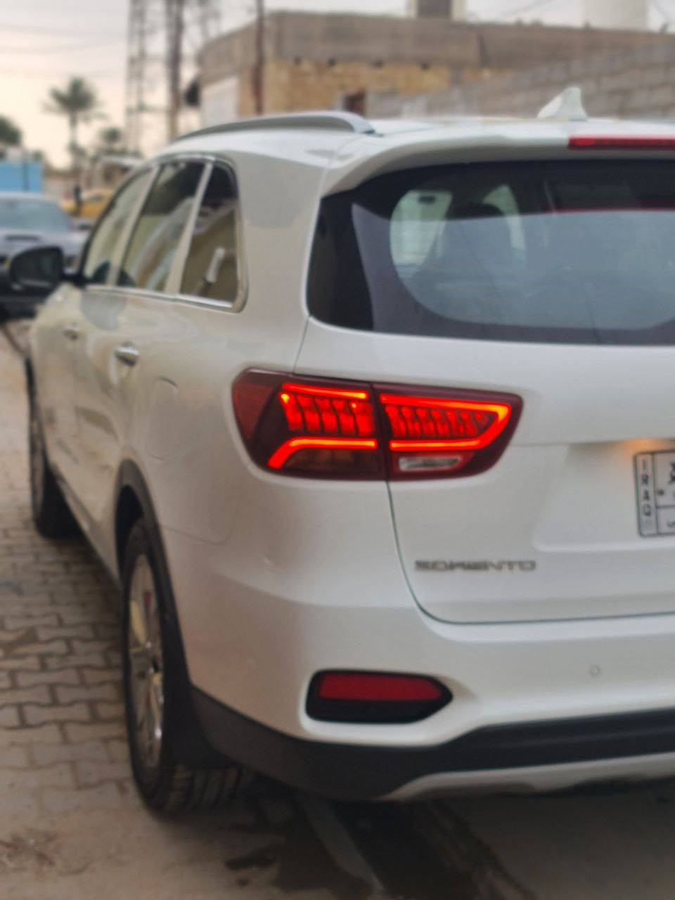 السلام عليكم
من رخصت الادمن  
سورنتو 2020
عله وضع الشركه 
بسمي 
بيه بارد بسيط جدآ بالباب الخلفي 
رقم الهاتف :***********
