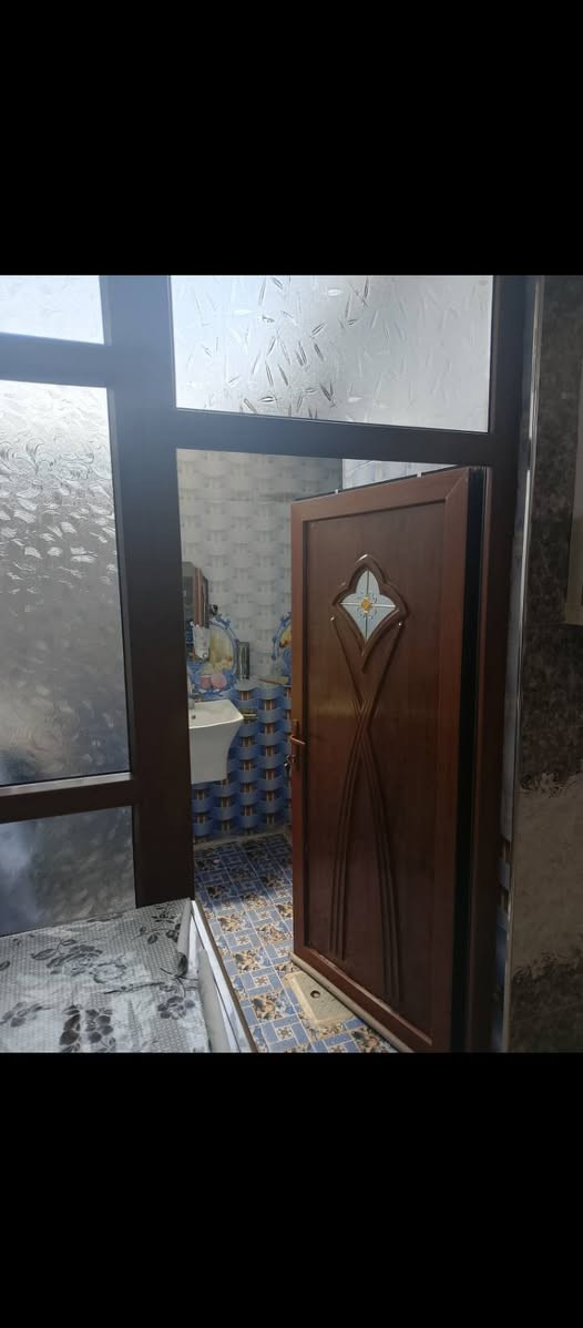 بيت زراعي في حاوي الجوسق جهة جامع احمد سلطان الحديدي
مساحة البيت 140متر طابق ونصف مع قطعة أرض 110متر  

الدار يتكون من:

كراج 

استقبال 
 
هول داخلي 

مطبخ

اربع غرف نوم،،

...كارت بلدية...

للاستفسار الاتصال ***********
