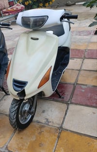 درّاجة سكوتر للبيع، اللون أبيض، بحالة جيدة تناسب الاستخدام اليومي. الد...