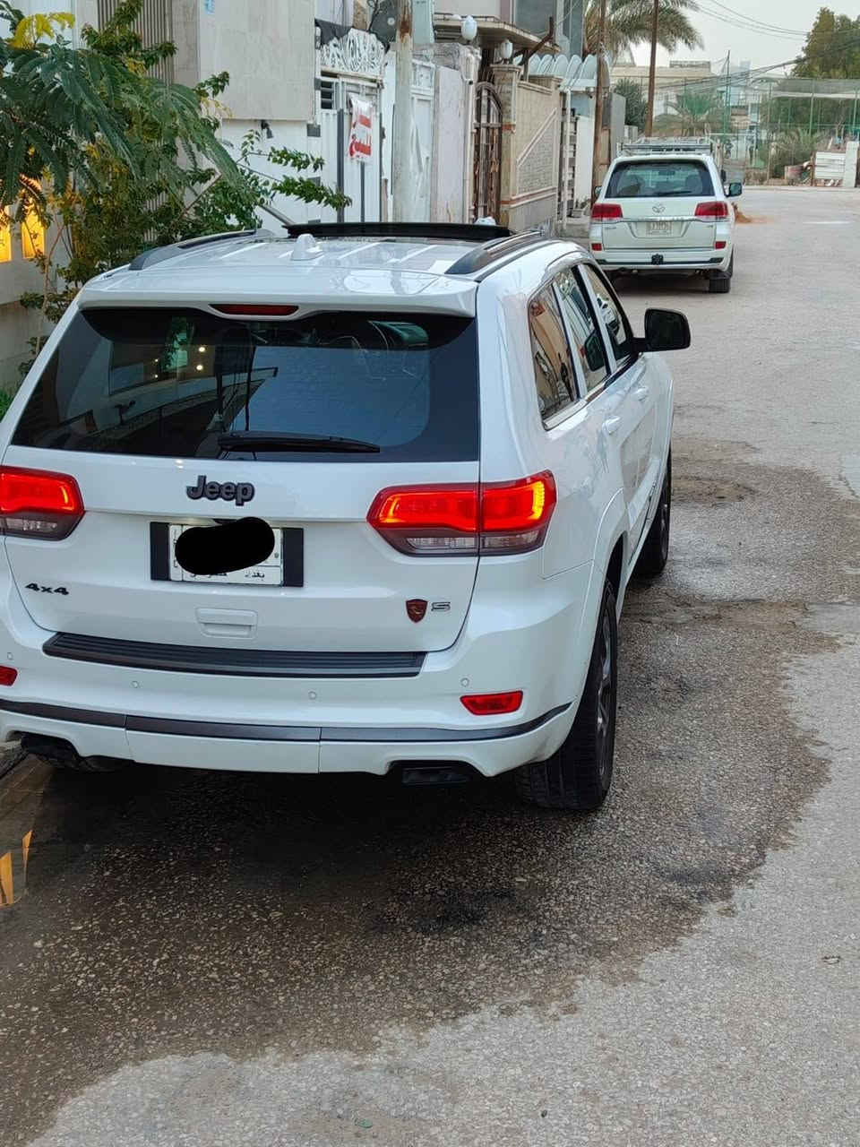 جيب كراند شيروكي موديل 2020 خليجيه مكفوله كفاله عامه فول فول مواصفات فئه (S) يعني فول الفول شاشه كبيره خزن مقاعد ميموري ماشيه 43KM ألف  فورويل 4×4 بانوراما محرك 6سلندر 3.6 رقم بغداد الماني 
السعر :317$ 
مكاني:" النجف الأشرف حي العدالة 
للأستفسار :***********
