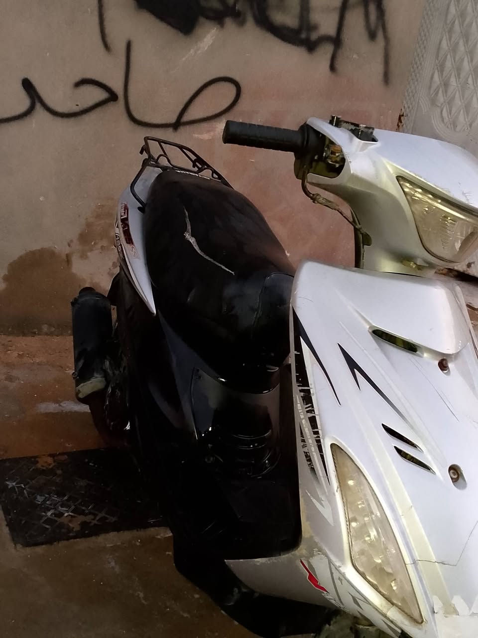 متاح دراجة VS 125 شغاله كامله هندر واحد 
نوزل ومتصرف بانزين من الشغل للبيت صار اقل من شهر من اخذتها ومكان ماعندي اخليها
نقص الدراجه باتري فقط الباتري الي بيها تعبان بس يشغل كلشي اله السلف ومن تمشي ويسحن يشغل سلف طبيعي كلشي شغال بيها لا تبخير ولا تنقيص نضيفه السعر 225 وبيها مجال 
*********** مكاني القدس قرب اسواق ادام
