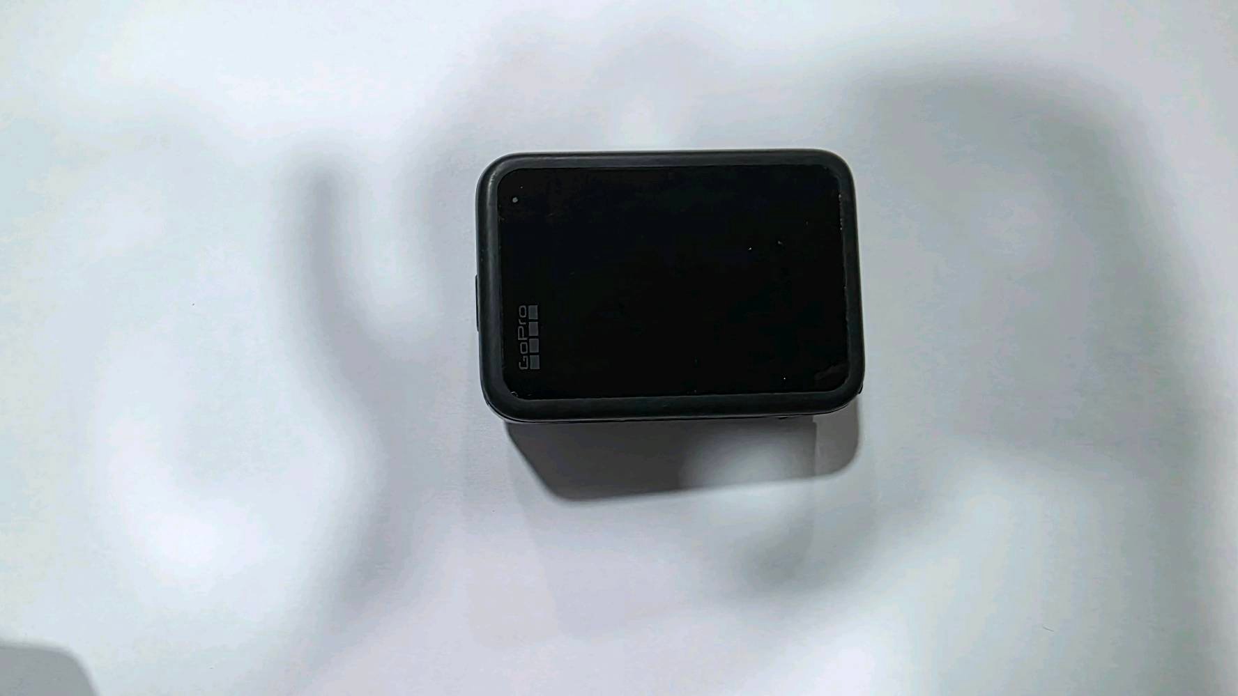 كاميرا الأكشن والمغامرات الاحترافية GoPro Hero 9 Black  

للبيع كاميرا GoPro Hero 9 Black الأصلية بحالة ممتازة ونظيفة جداً. الكاميرا المثالية لصناع المحتوى، الفلوغرز (Vloggers)، توثيق الرحلات، والرياضات المائية والبرية بفضل ثباتها الأسطوري ودقتها العالية.

أبرز مواصفات ومميزات الكاميرا:
​دقة الفيديو الفائقة: تصوير فيديو بدقة 5K تفصيلية وخرافية، بالإضافة إلى 4K بسرعة 60 إطار في الثانية للقطات السلو موشن الناعمة.
​دقة الصور: التقاط صور ثابتة بدقة 20 ميجابكسل مع ميزة SuperPhoto لمعالجة الصور بذكاء.
​الشاشة الأمامية الملونة: مزودة بشاشة أمامية حية (Front Display) لتسهيل ضبط الكادر ورؤية نفسك أثناء تصوير الفلوغات، بالإضافة إلى الشاشة الخلفية الكبيرة التي تعمل باللمس.
​ثبات أسطوري (HyperSmooth 3.0): ميزة مانع الاهتزاز الأكثر قوة، تمنحك ثباتاً يشبه استخدام المانع الاهتزاز الفعلي (Gimbal) حتى في أصعب الظروف والحركات، مع ميزة التوجيه التلقائي للأفق (Horizon Leveling).
​ميزة TimeWarp 3.0: لتصوير لقطات التايم لابس المتحركة والسينمائية بشكل احترافي مع إمكانية إبطاء الصوت والصورة بضغطة زر.