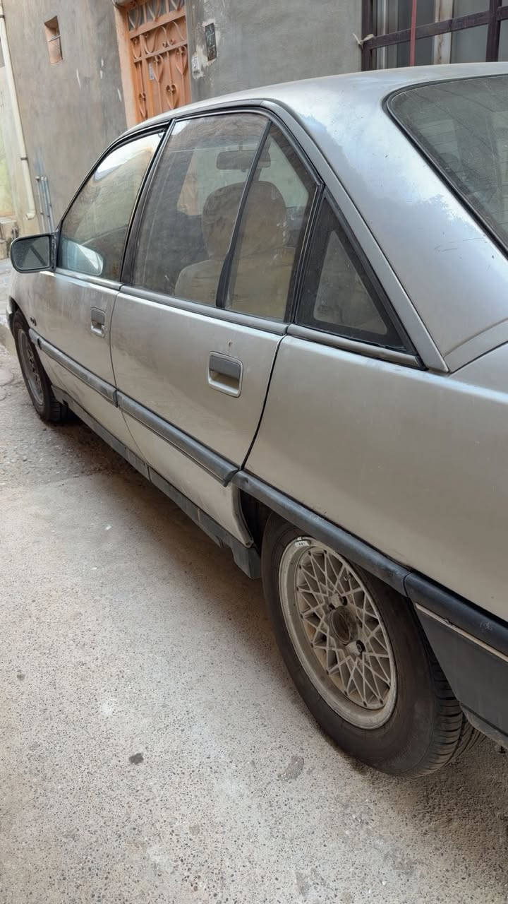 سلام عليكم 
اوبل اوميكا موديل 89
سياره جديده مال بيت 
سياره جاهزه 
تايرات قبل يومين شديتلها ويه دهن محرك تبديل جديد 
سياره احلا من صوره 
تحويل وكلاه نفس اليوم 
***********
