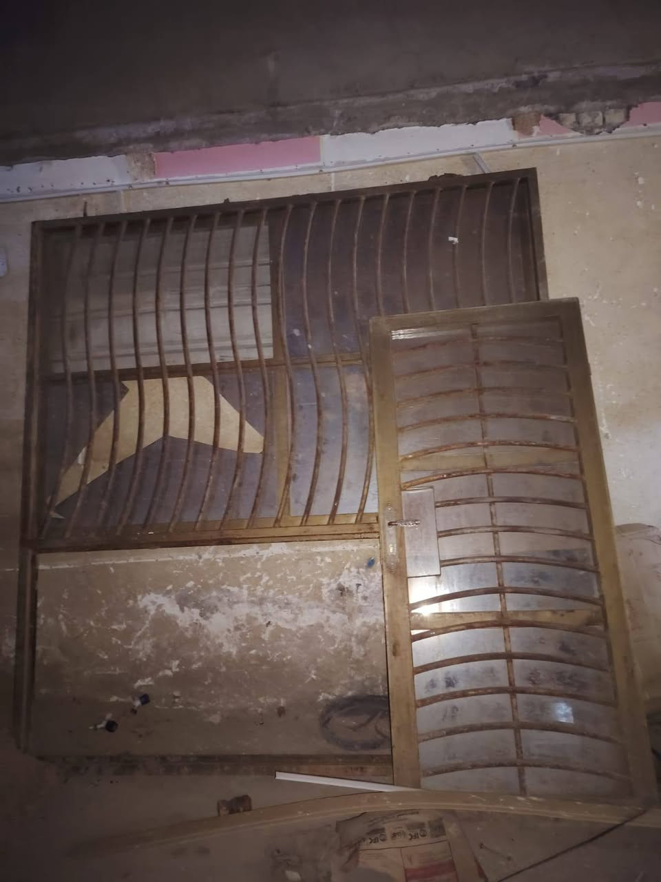 السلام عليكم درج حديد كامل وجام خانة مع الباب كاملة للبيع بسعر مناسب وعندي باب باب حديد مالمطبخ نظيفة جدا للشراي *********** مكاني بغداد حي العامل
