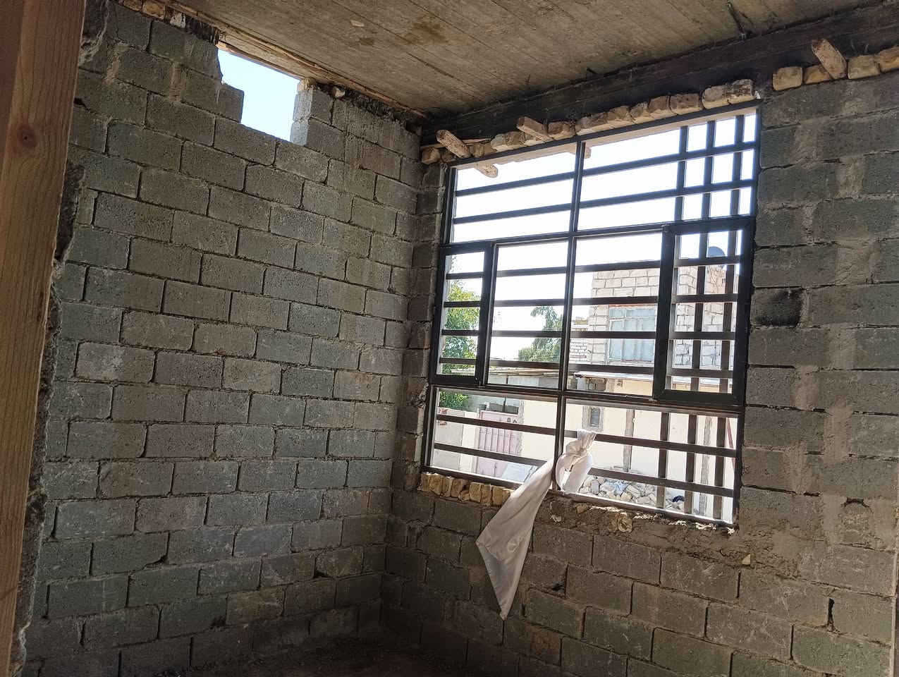 السلام عليكم بيت للبيع هيكل بابو خستاوي بفرع منصور السماج مساحه 200 م يتكون من غرفتين واستقبال وكلدور ومطبخ وحمام وصحيات بيت يعتازله بس لبخ وسيراميك
السعر اتصلوا على الرقم 
***********
