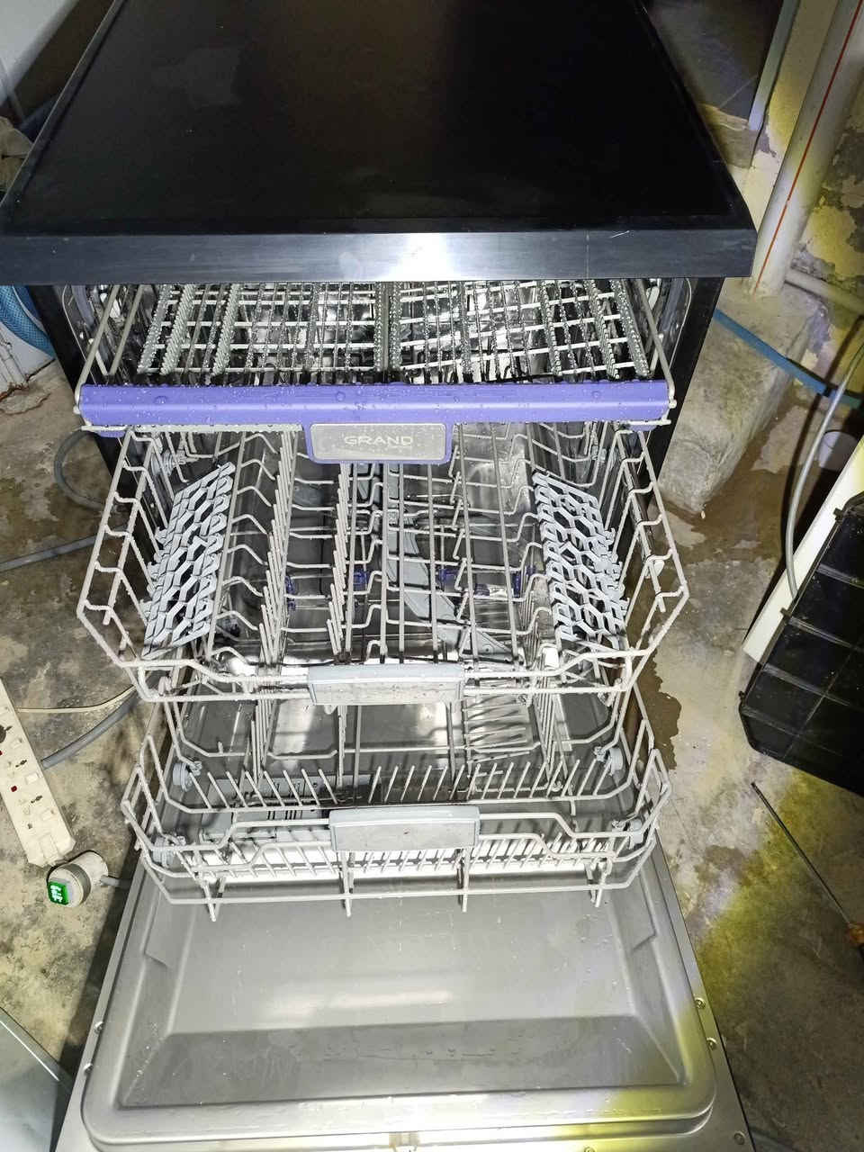 قاپشۆری گراندی ۱٤ نەفەری زۆر پاک و بێ عەیبو بێ کێشەیە مۆدیلی نوێیە و لەمسە و دەسکاری نەکراوە پارچەکانی ،زۆر کەم بەکار هاتووە و ۳ ڕەفەیە بەشەرت ئەیفرۆشم 
ژم:***********  viber&whatsapp
شوێن :سلێمانی 
نرخ: 180هەزار السليمانية, العراق
