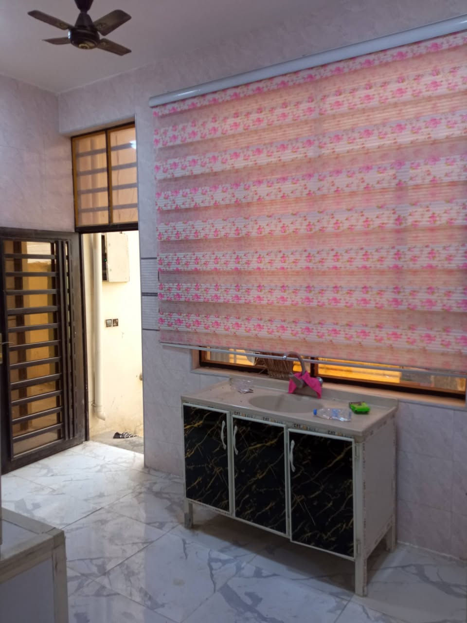 مشتمل الايجار
المساحه//100م
الواجهه//10م،،،،،،،،النزال//10م
غرفة نوم 
هول
مطبخ 
استقبال
مجمع صحيات عدد2 
خدمات جاهزه//
ماء وكهرباء وخط مولده وانترنيت ضوئي ومدارس 
العنوان//
شارع 80 ،،،،،،،،شارع شريفه الجديد مقابل ملعب نوارس محيزم 
محيزم /4
الاتصال//
***********
***********
مكتب عالم التطور للعقار 
بإدارة//أوس المرشدي للعقار
