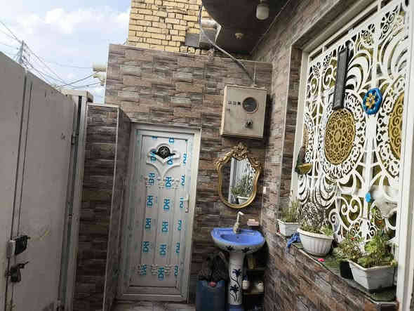 بيت للبيع طابو صرف مساحته 100متر امامي
مكان /حي_الفداء شارع ابولبنان الرئيسي ثالث بيت عن الشارع
بناء جديد //صب كونكريت  
غرفه و ديوانيه و صاله و مطبخ حار و بارد صحيات  خارجيه خارجيه و داخليه مخزن فوق جبير   
متوفر كافه الخدمات
السعر 119مليون 
+9647857936659
