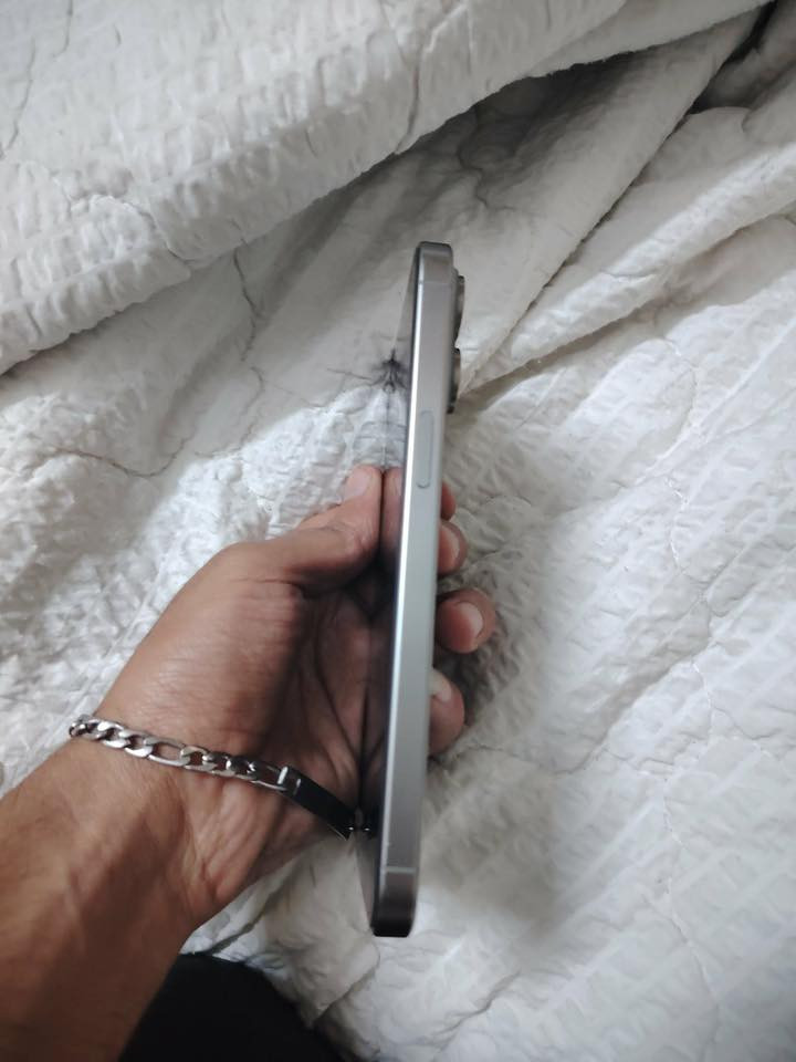 15 برو ماكس
ما مفتوح بس وكت من أيدي وصارت خط بالشاشه خفيفه رحت وديته اشوفه كالو ميمشي الخط نهائي ما مأثر على شي نهائي بطاريه 87 كامرات شغاله بس قرت هيج من وكع من إيدي السعر 800 وبي مجال بسيط 
***********
