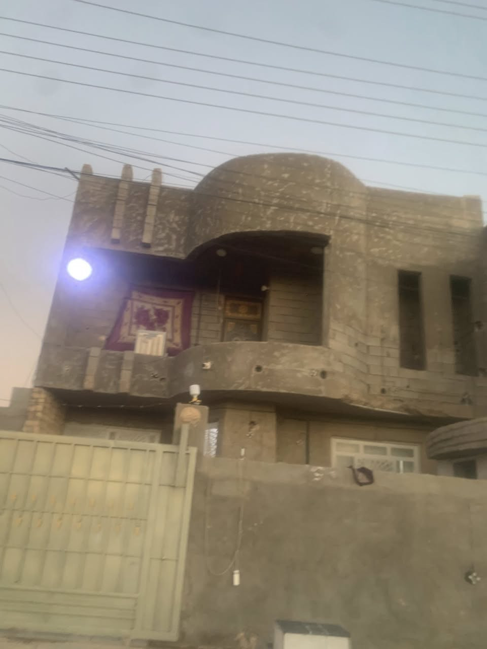 الموقع / الرمادي / 5 كيلو /قرب مجمع الهندسي/وقرب قيادة شرطه الانبار
المسساحة 200متر 

تفاصيل البيت /  طابق الول بناء حجر طابق ثاني بلوك بيت فول كامل ناقص بس واجهيه/على شارع15

السعر 118مليون وبي مجال عدد القرف5/ 

للاستفسار ***********
