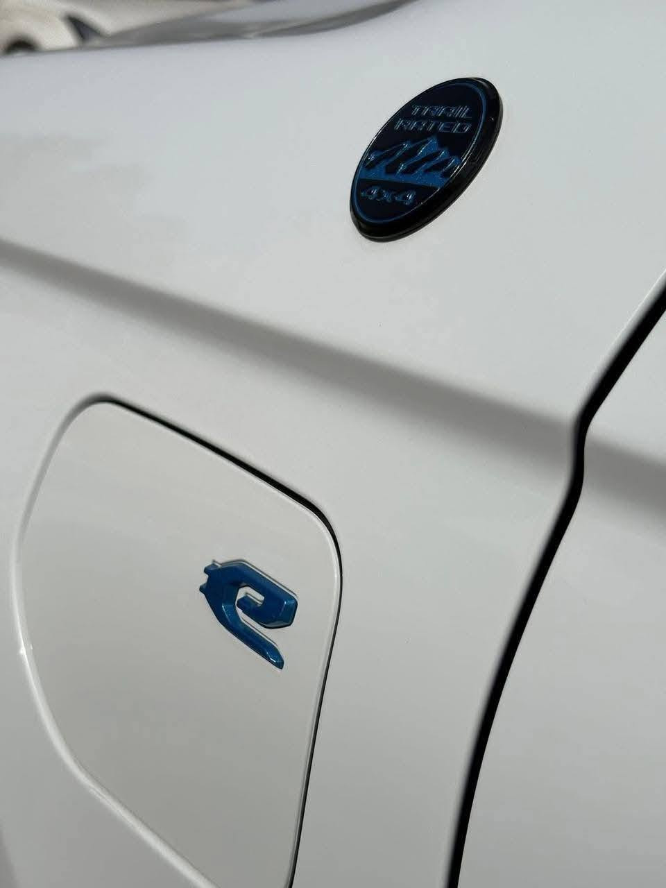 جيب تريل هوك Plug-in Hybrid 2023 (Trailhawk)
💯جبليه وفول مواصفات وكلين
🚙 وارد أمريكي
✨ اللون أبيض لؤلؤي
📏 ممشى 35 ميل فقط
🛡️ كلين بدون حوادث
🎨 فقط شوية صبغ بل بنيد بدون تبديل بدون فتح كما موضح بالصورة مال ضرر كلها بلادية 
⛰️ فئة Trailhawk الجبلية الحقيقية
🔋 نظام Plug-in Hybrid
⛽ بنزين + كهرباء + هايبرد
🖥️ 3 شاشات
📡 جكات
كاميرات محيطي 360
💎 فول مواصفات 1/1
⚡ سيارة جديدة بحالة ممتازة
🚗 ناعمة بالمشي وقوية بالسحب
💰 اقتصادية باستهلاك الوقود
🪪 رقم كات وتترقم شمال

📮 السـعـر 30الف يعني تلث شدات ارخص تريل هوك 

مكان تواجد السيارة: ديالى بعقوبة 
رقم صاحب السيارة: ***********
