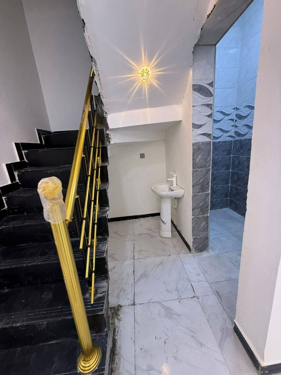 #اسعد_الله_أوقاتكم_بكل_خير👋⁉️
***********

دارين  سكن للبيع ⛪️ بسعر بلاش 
بيوت حلوه مرتبه 

#مساحت كل بيت 150متر  بناء حديث بعده بل جيس

#يحتوي البيت على غرفتين نوم 
و ديوان 
و صاله 
و مطبخ 
و صحيات داخلي و خارجي و كراج سياره 
بيت كلش مرتب 

كافه الخدمات متوفره 

#جنس_العقار :: طابو صرف زراعي بأسم عراقي سند ٢٥ راعي لارض ساكن نفس المنطقه 

البيوت علا شارع تبليط 10 متر 🛣️

#العنوان ابو الخصيب  شارع ابو كوصره 
يبعد عن شارع ابو كوصره 20 متر

سعر كل بيت 90مليون  و بي مجال 
#للاستفسار الاتصال على الهاتف 📞📳
📳(( ***********
