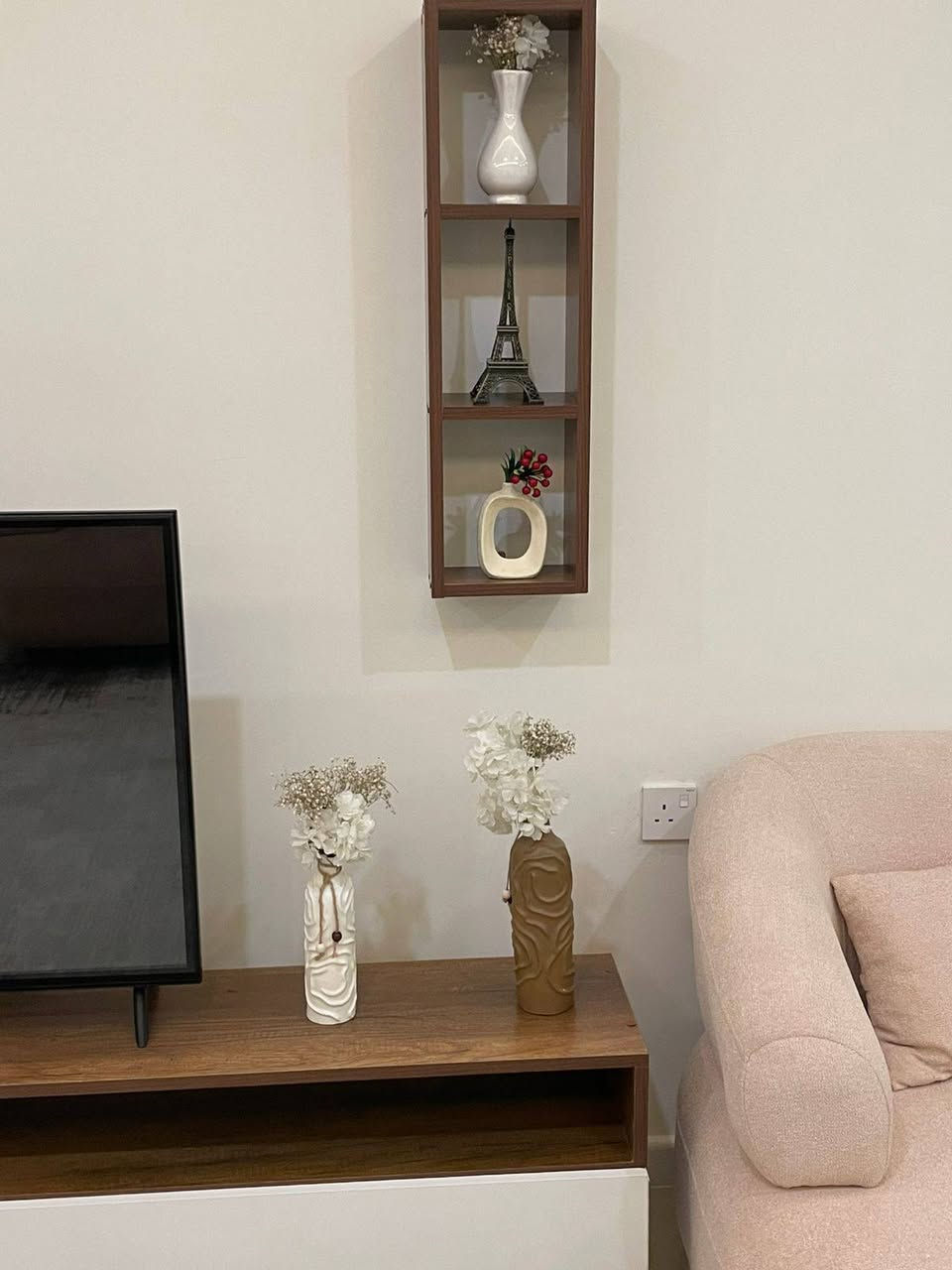 🏡# شقة مؤثثة للإيجار – مجمع مارينا السكني
✨ شقة فخمة مؤثثة بالكامل (استلام جديد)
📐 المساحة: 145 م²
🔹 التفاصيل:
• غرفتين نوم
• صالة مريحة وواسعة
• مطبخ متكامل
• 3 مجموعات صحية
💰 الإيجار: 1750
✅ جاهزة للسكن فوراً
✅ أثاث حديث 
📲 للتواصل:
خاص أو واتساب
📞 ***********
