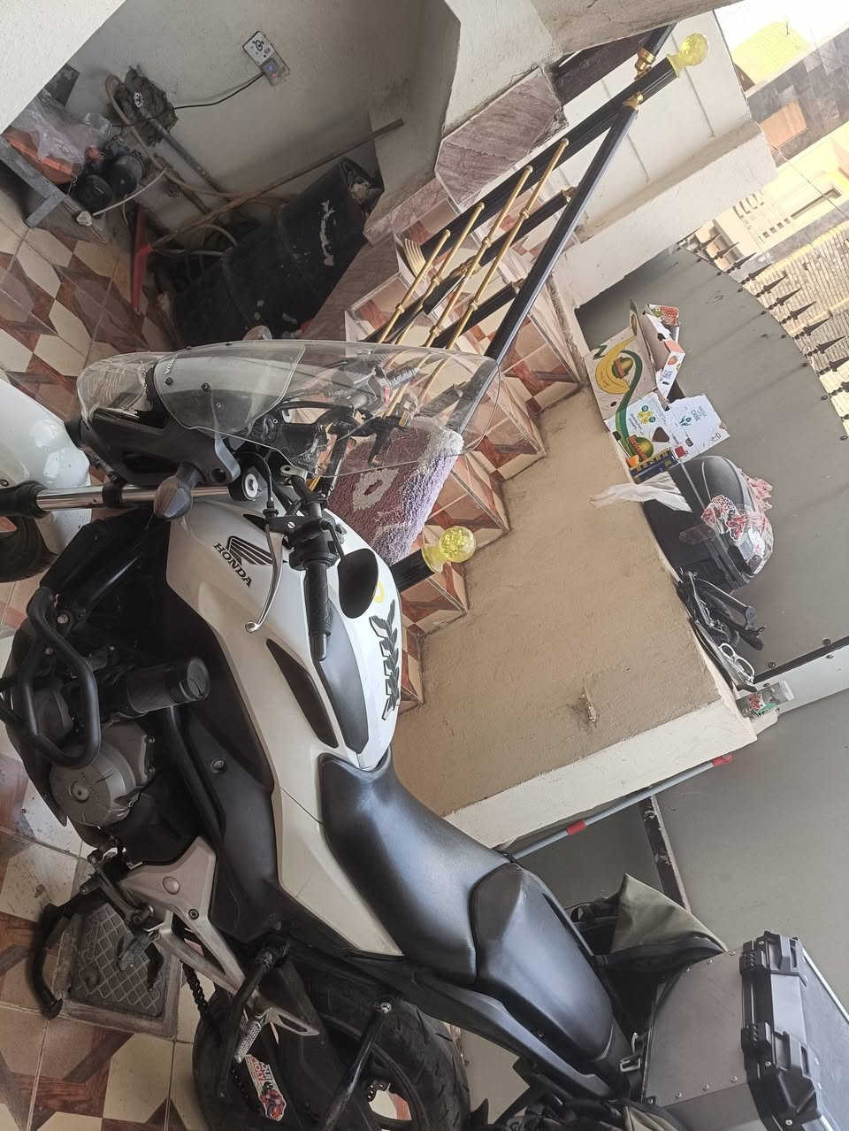 السلام عليكم للبيع هوندا NC 700  موديل 2014 دراجه جديدة عليها فول اكسسوارات وياها غراض مشادهن شباب الدراجه قبل شهرين ماخذها رمبه متواجد واتساب ***********

