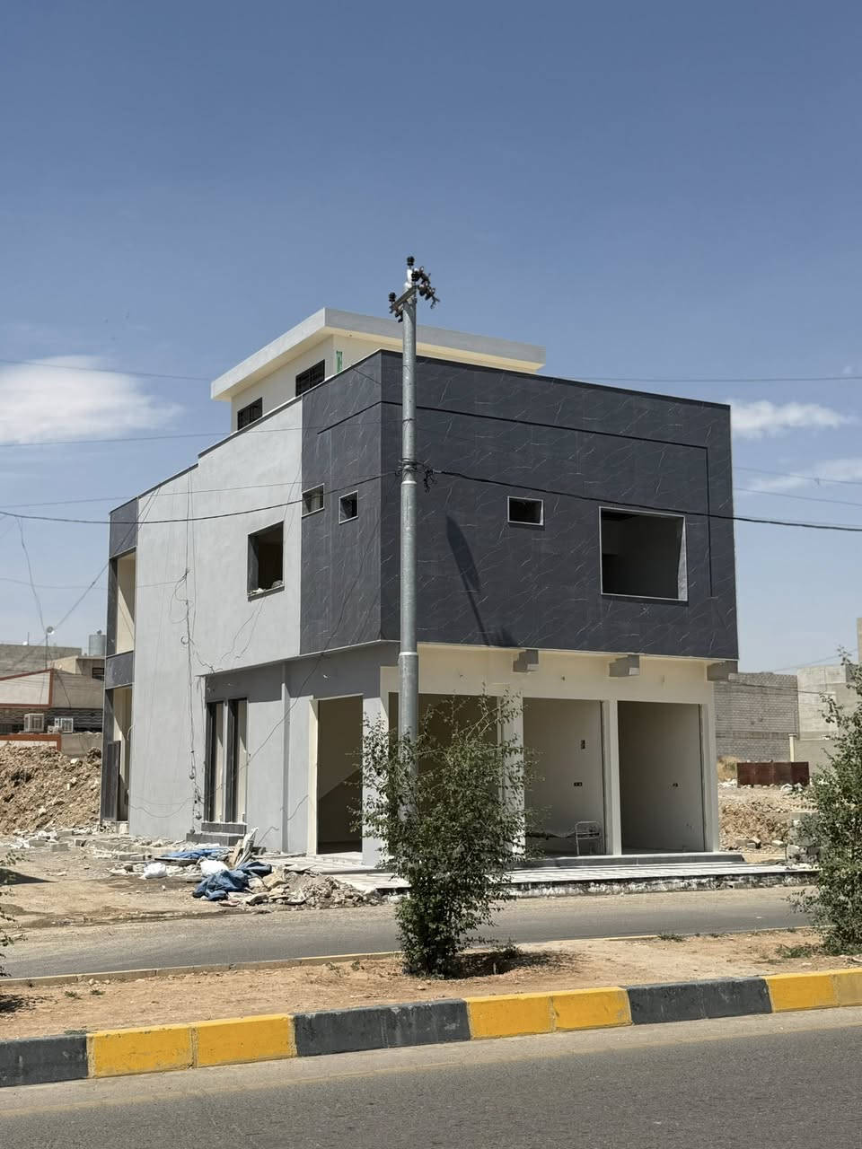 🛑 اعلان رقم 7
للبيع للبيع للبيع للبيع 

عمارة تجارية قرب جامع طه 🏢🏢

على السايدين الأركان  مساحتها 122 م

مكونة من طابقين 3 محلات 2شقتين

الوارد الشهري 1250 مليون وربع 💸💸

للاستفسار الاتصال على الأرقام التالية 

***********

***********

أو زياره المكتب حي السماح ال 90 شارع بنزيخانه المشاعل

مكتب بصمة للعقارات العامة 🏢🏢
