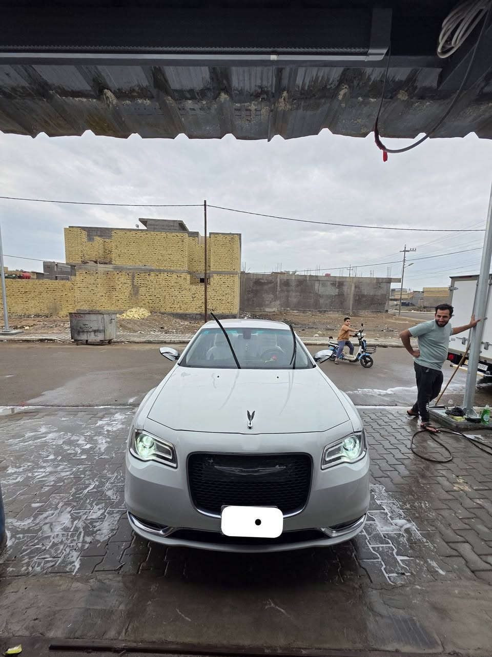 السلام عليكم ورحمة الله وبركاته.
للبيع فقط؟ أوباما كرايلسر C300
رقم بصرة مديل 2018أصل
لا معلاية ولا منصاية ولا مرمزة 
مشروع وطني السعر 250ورقه 
وارد أمريكي تو ويل محرك 3٫600
لون ابيض شاشة كبيرة عارضة
كاميرا خلفية بلادية دوارة. 
جميع التحكمات شغالة. 
بطارية أصيلة جديدة. 
ويل كب كروم أصلي. 
تخم تاير جديدابو الوردة. 
تدفئة تبريد أمامي خلفي. 
لايت زنون عالي وناصي. 
محرك كير أكسل حدادية كفالة. 
ماشية 90ألف كيلو متر تقريبأ. 
رقم بصرة والمكان بصرة قضاء المدينه. 
السعر 250ورقة وبيها مجال قليل. 
 ***********
..................................
