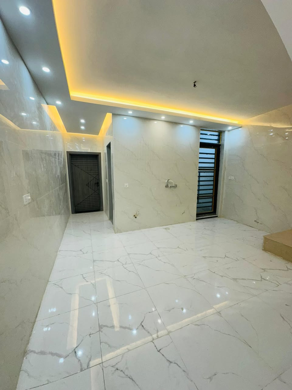 السلام عليكم
دار مساحه 100 متر للبيع 
وجه 5 نزال 20 
طابو ملك صرف 
يحتوي على 
كراج و مدخلين و صاله و مطبخ و غرفه نوم وخدمات 

الطابق الثاني يحتوي على غرفتين نوم و خدمات و سطح 
الموقع الدوره ابو دشير قرب مستوصف التحدي 
الاستفسار الاتصال على الرقم
***********
***********
