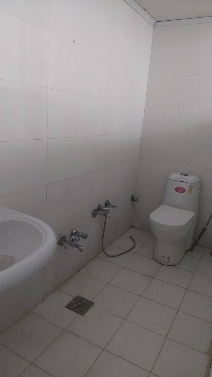 بيت للايجار حي العسكري كوفة قرب مدرسة السياب 100م غرفة سويت وصالة كبيرة مع المطبخ مفتوحة ومخزن تحت الدرج وصحيات وحديقة 325 الف مع الماء والكهرباء للاستفسار ***********
