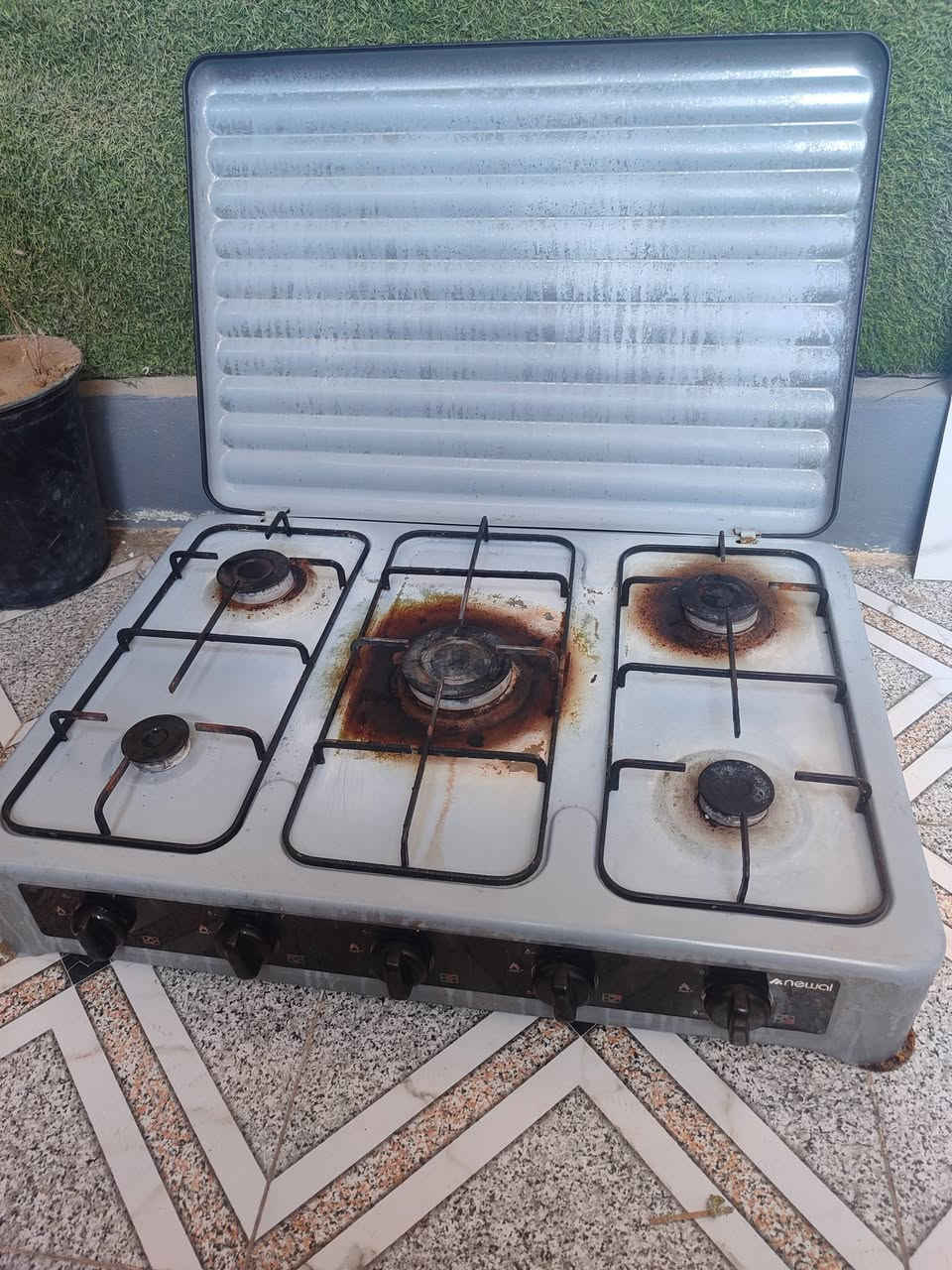 طباخ نضيف وشغال  وكراسي 3  ايريدهن خل يجي وتساب ***********
