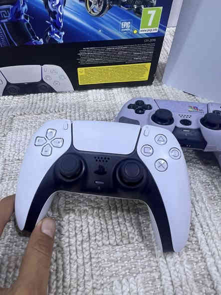 بلي 5 سلم ديجيتال يعني بدون سيدي واحد تيرا مليان العاب ويجي ويا يدتين اصليات ب600 الف مكاني موصل ويوجد توصيل.. ملاحظة بس سعر الالعاب ب150 الف وبالعافية على الي يصير نصيبو رقمي ***********
