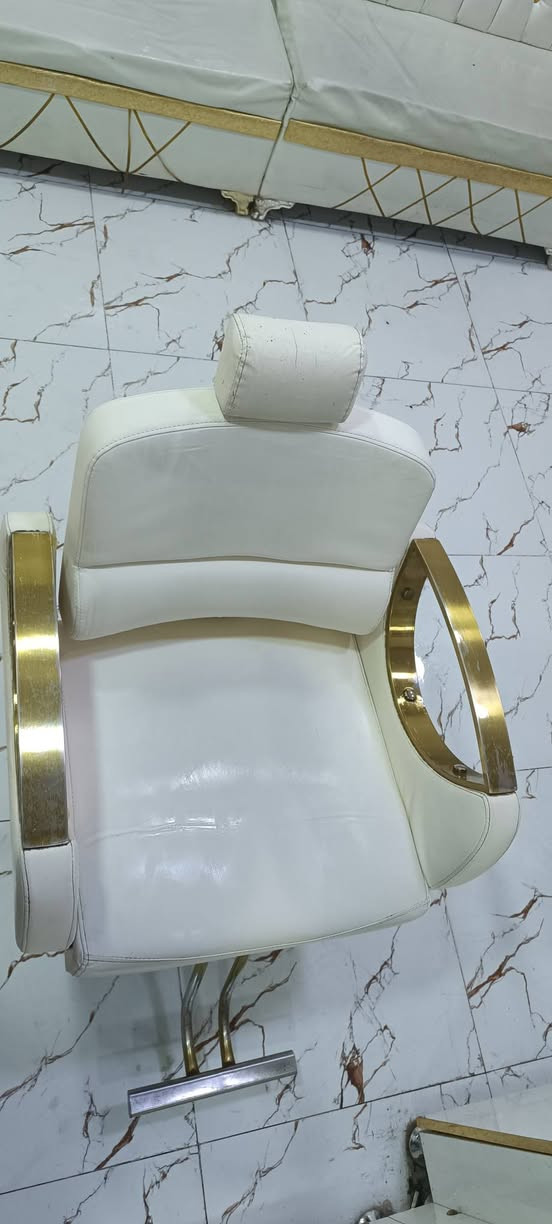 كراسي حلاقة عدد٢ للبيع + مرايات عدد ٢ والكومدي مالهن السعر كلهن 500الف جدد استعمال موسم واحد مكاني ديالى بعقوبة لتواصل *********** واتساب او اتصال
