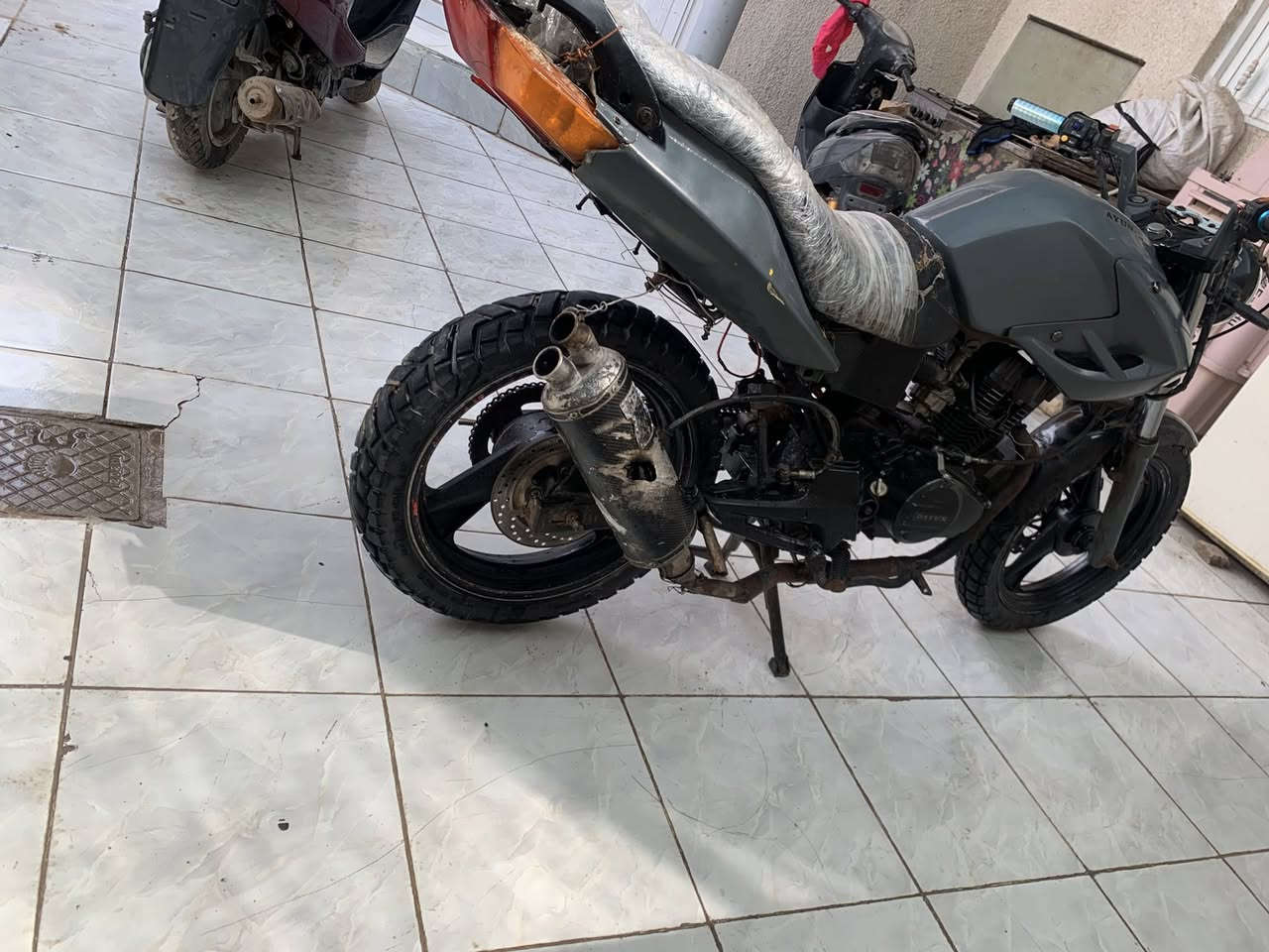 السلام عليكم دراجه ديوان بطح محرك خمسه كير دراجه شغاله بيه نواقص قليله كهرباء شغاله بس اليشاير طافيات اوراق ضايعه الداجه مكفوله من السرقه وسوي مكاتبه بيه دارجه حلوه ونضيفه  *********** متواجد وتساب السعر 250 مكاني الحله سنجار عنانه
