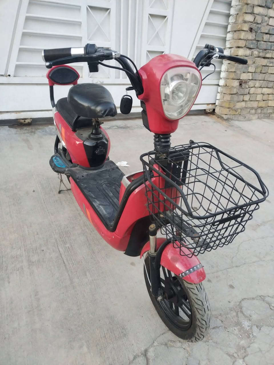 السلام عليكم دراجه شحن نضيفه وكامله كلشي شغال حجم 14 وياه شاحنه وبصمه وسويج

السعر 200 الف 
العنوان بغداد الامين الثانيه 
***********
