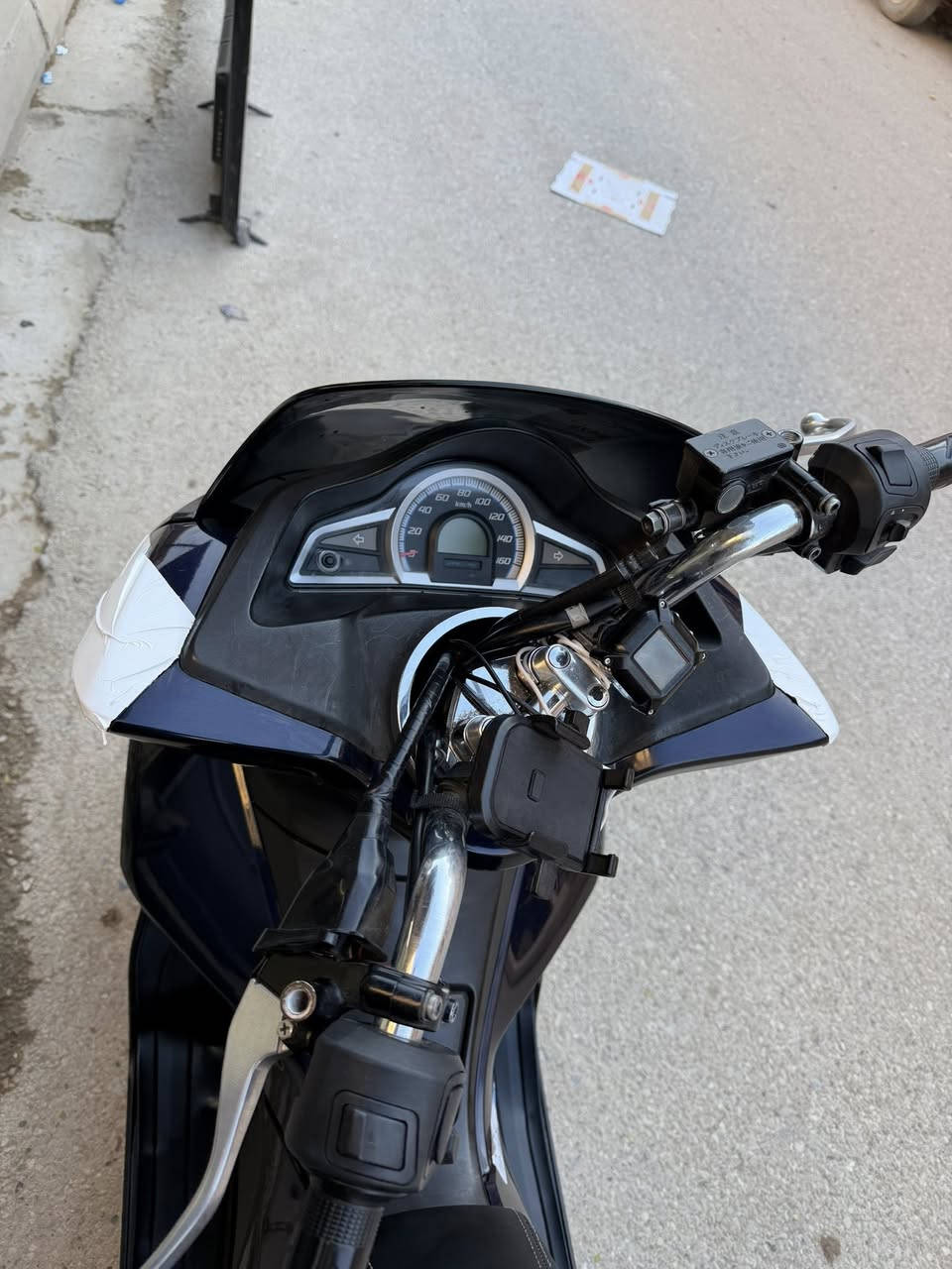 Pcx
جيل ثاني  ياباني 

دراجة جديدة شوفة عينك 

حساس زدحام 

حساس ستان 

ماشية ٣٤ 

دراجة كلش نضيفة 
لون حبري مميز 
مكينة ١٥٠
سعرة قفل ١٦$ لا تعبني وتعبك قفل 

مكاني بعقوبة

***********
