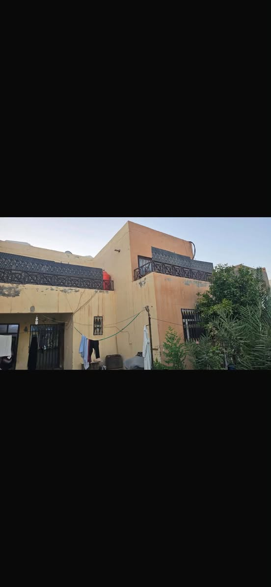 يالله بيت البيع المساحه 200متر حي النداء مجمع بيتي اول قريب على شارع مجمعات طابقين بي 4غرف نوم مطلوب المصرف العقاري السعر خاص ***********

