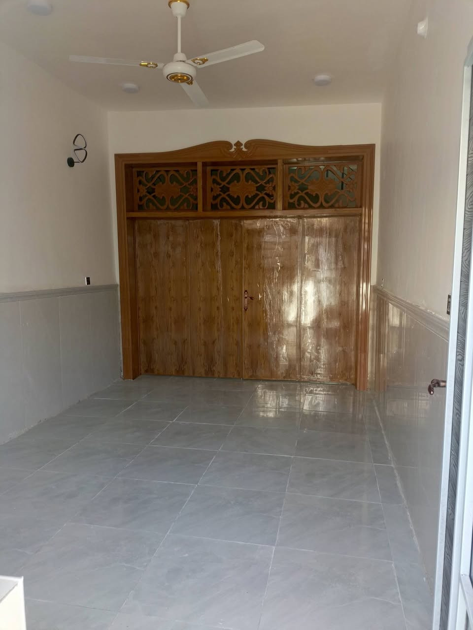 دار للبيع بالنداء شارع مجمع بيتي منطقة 55 قرب قصابيه الميالي مساحة البيت 100 متر  طابق ونص مفتوح على شارع 60 وعلى شارع 20 بيت كامل لوح هندي مرمر صطح مطبك شتايكر سعر 110 مع المجال رقم الهاتف واتساب ***********
