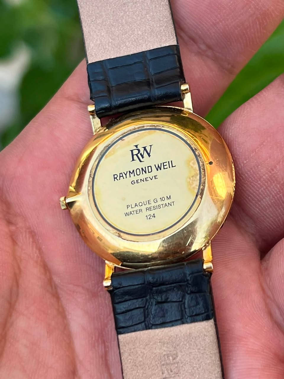 تحفه من Raymond Weil Geneve🇨🇭⚜️

- رايموند ويل جنيف أصدار نادر مميز - Othello

- تغليف ذهب 10 مايكرون

- بطارية كوارتز 🔋

- قطر 31 ملم رجالي كلاسك رسمي ⚜️

- سمك 3.5 ملم فقط - نحيفة جداً 

- سير الساعة مستبدل 

رجاء للاستفسار والسعر التواصل خاص 🌹
رقم للتواصل *********** 💚
