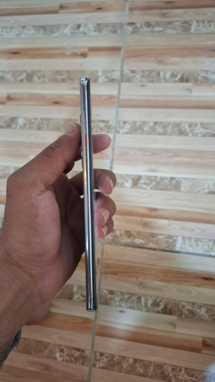 كامون ٤٠برو فايف جي ذاكره ٢٥٦ اب٨رام ملحقات فقط كارتون 
جهاز مبدل شاشه اصليه ١٢٠هيرتز والوان بلاديه كلش حلوه بس متدعم البصمه سعره ١٥٠الف قفل 
موحود توصيل فقط باعتماد ماستر ٥٠٠٠
مكاني ديالى خانقين 
***********

