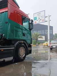 اسكانيه مديل 2001 سنويه وارقام انكليزي جديد ابيع بس راس  السياره كفاله...