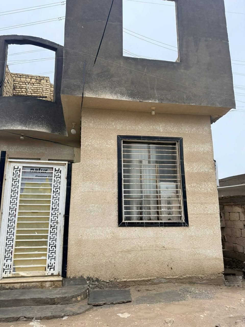 السلام عليكم بيت للبيع المساحه 100 متر 
سنة البناء 2021
البيت طابق ونص يتكون  الطابق الأول من غرفه وصاله واستقبال ومطبخ  وصحيات  ومنور داخلي  
العنوان حي النفط (أم الذهب) شارع الطاقة أو المشتل 
السعر 57 وبي مجال بسيط
رقم الهاتف ***********
