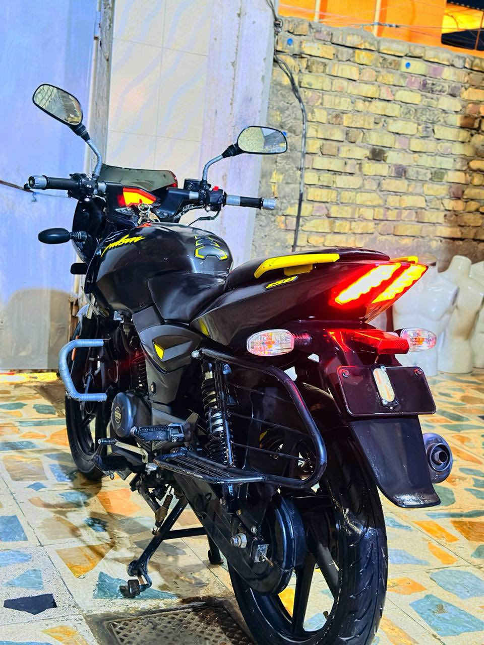 السلام عليكم   دراجه بولسر 150 موديل 2021 اوراق كامله مكمله  دراجه احلى من الصوره برغي ممفتوح بيها   شرط شلعه ومعدل 
   ....(مكاني شطره) ...     سعرها مليون و150 
اتصال او واتساب ***********
