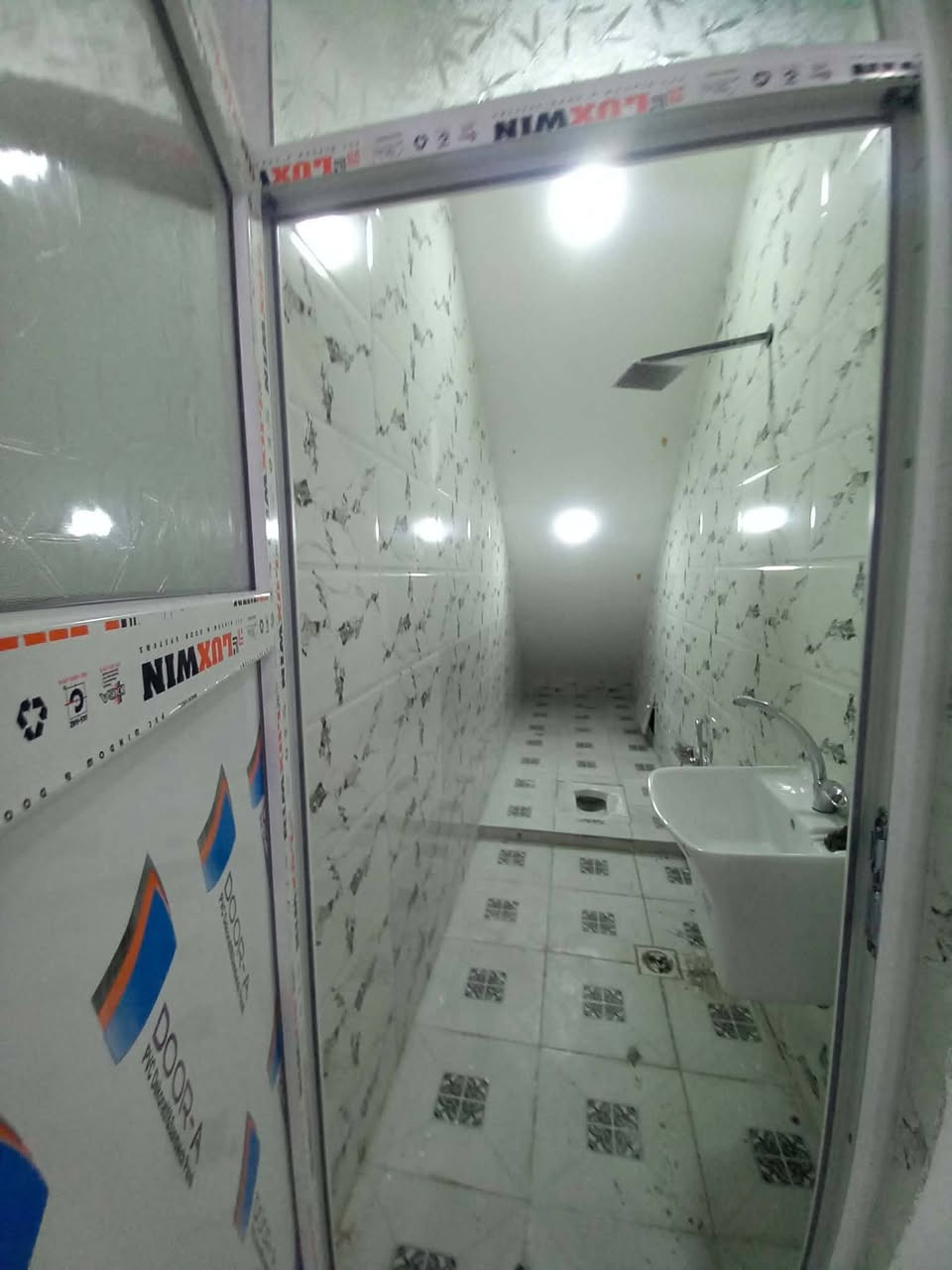 السلام عليكم 
مولات للايجار في حي سماح الاركان على شارع 20
موقع مميز
مساحه المول 100 متر الواجهه خمسه والعمق 20 
يحتوي كل مول صحيات ونظام سبالت نظام كاميرات مجهز بالكامل 
تسليمه فوري 
***********
***********
