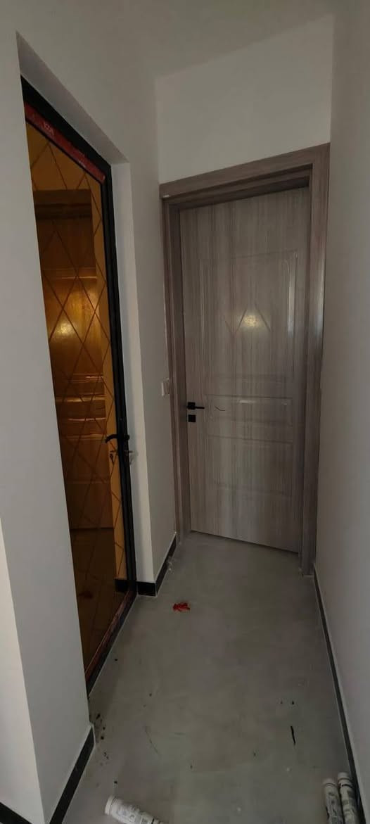 دار سكن قيد الانشاء للبيع يسلم خلال اسبوعين .المساحة 74 متر مربع ، واجهة 6 م ، الضهر 4 م ، نزال 15م ، بناء درجة أولى واجهة مرمر وارضية مرمر . السيدية مربع القادة مقابل الخط السريع ،مقابل العقار تشجير ، عرض الشارع 15 متر ورصيف 3 م تقريبا ، يحتوي الطابق الأرضي على مدخلين صالة ومطبخ وغرفة نوم وحمام وحولي ومنور ، ويحتوي الطابق الأول على غرفتين نوم وحمام وحولي ، ويحتوي الطابق الثاني على غرفة نوم وحمام وبيتونة وسطح امامي ، باب صالة قاصة،السبالت والنت والستلايت والكامرات دفن ،الطابق الأرضي ديكورات
للاستفسار 
***********
