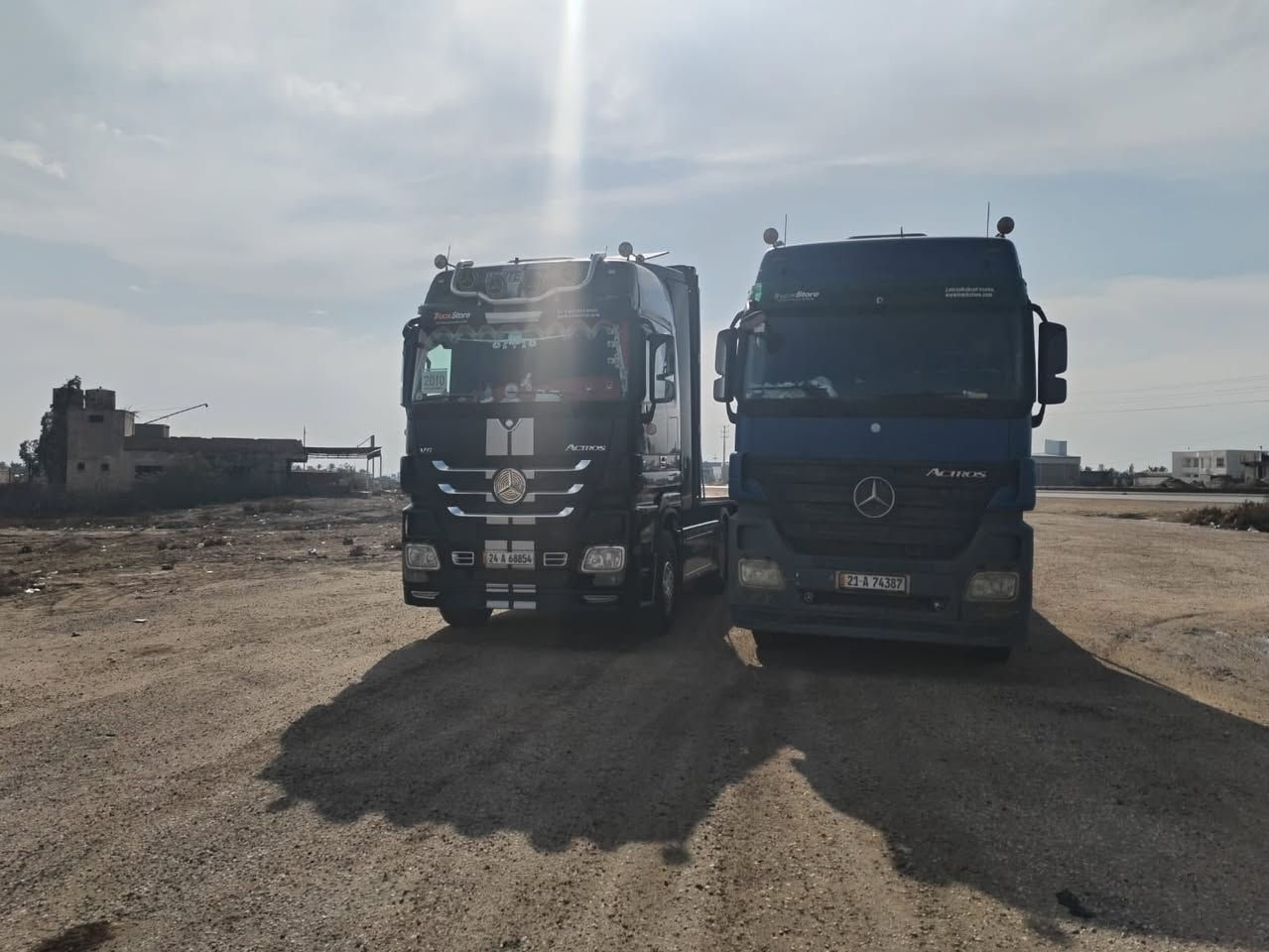 سلام عليكم تريله اكتروز حاجب موديل 2010مربوطه عربانه فلات بيبي  رقم دهوك سنويتين راس سنويه وعربانه سنويه مكفوله كفاله عامه رقم تلفون /*********** يوجد واتساب
