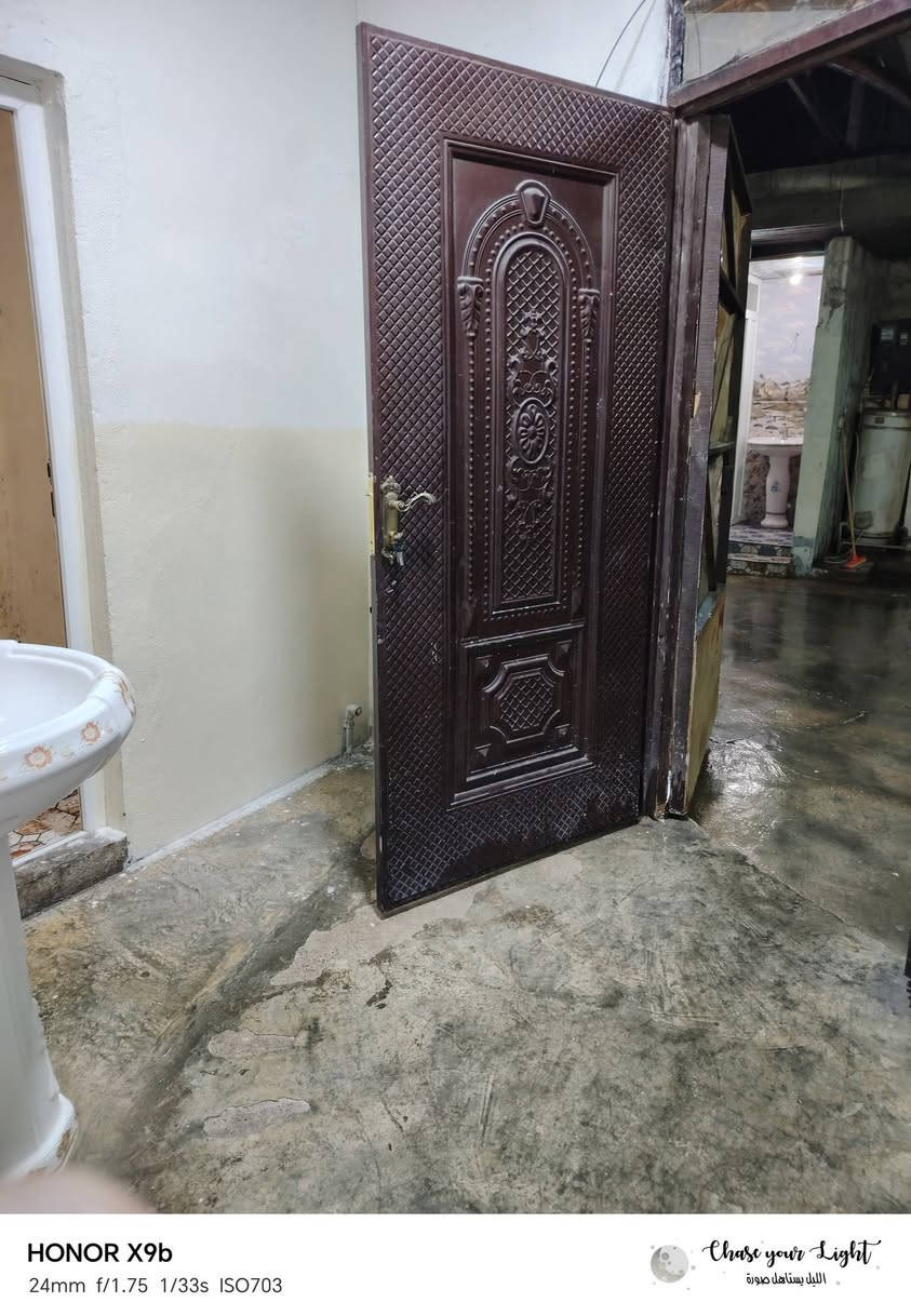 بسم الله الرحمن الرحيم 
من رخصة ابو الكروب /// كركوك  (حي العسكري)  دار للبيع زراعي  250متر طابق واحد  بي معاملة مال تمليك  البيت يتكون من غرفتين نوم + مخزن داخلي مفتوح + مخزن خارجي+استقبال + حمام داخلي +صحيات خارجي مع الحمام+  الحديقة كلش جبيرة  +بنهاية الحديقة غرفة  البيت كلشي مما ناقصة شي بس تكعد بي   السعر خاص وللأستفسار اتصل على هاي الارقام 
***********0++//(&)++***********
