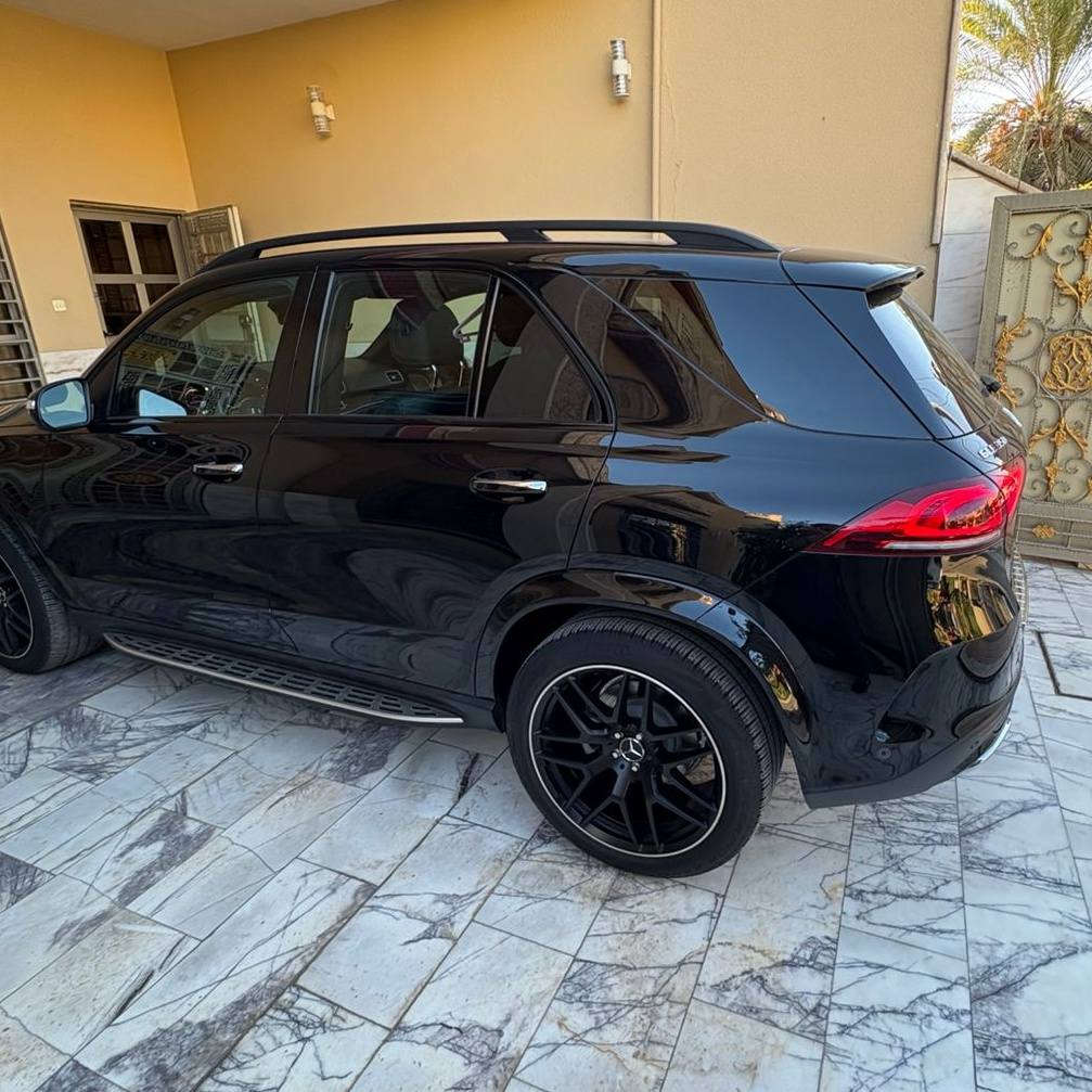 مرسيدس GLE350 2022 
سيارة جديدة جدا ماشية 26 الف
مواصفات فول 
تدفئة تبريد كشنات 
نظام صوت بورمستر 
٥ كاميرات
قيادة ذاتية 
نظام اصطفاف ذاتي auto parking
نقطة عمياء 
نظام تحذير خروج من المسار 
الداخل جلد اسود 
خشب اسود مات
بنوراما 
وبعد هواية مواصفات متنذكر
عليها تغليف ppf كامل
محرك كير واير بشرط مامفتوح 
سيارة حيل نظيفة كلشي عل بلاد جديد 
سنوية هزة كلشي جديد مدفوع لـ
باسمي السنوية بشرط تحويل وغرامـة
سيارة مابيـها دينار مصرف كامل من كل نواحي

ضرر السيارة طخة بسيطة بالدعامية الامامية ومصلحة نفسها

رقم صاحب سيارة ***********
