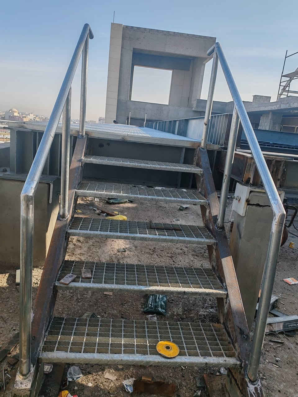 بسم الله الرحمن الرحيم تم انجاز احد أعمالي هيكل حديدي بمساحة ٢٥٠ م٢ قاعده لمحطة تبريد وتدفئة مركزيه لفندق مساحة ٣٠٠٠ م٢ في محافظة النجف الاشرف من يرغب بالاتصال على الرقم ***********
