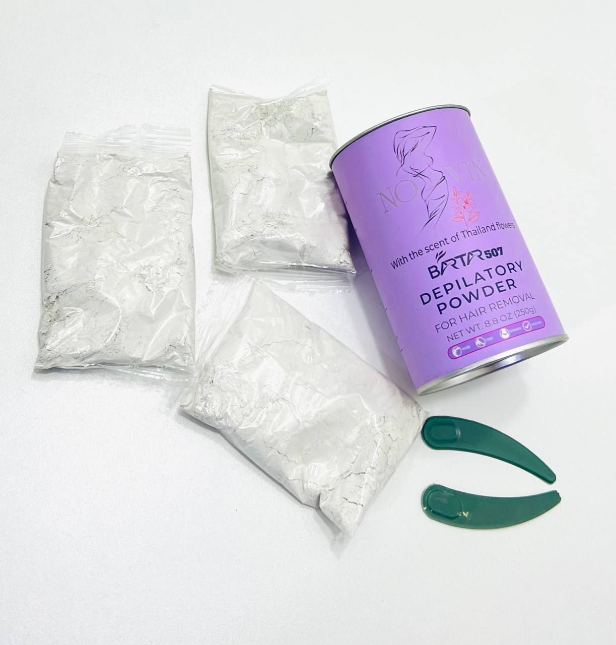 بودرة نوفين (NOVIN - BARTAR 507) التايلندية المخصصة لإزالة الشعر. 

تفاصيل المنتج
النوع: بودرة إزالة شعر برائحة زهور تايلاند.
الوزن: 250 جرام (8.8 أونصة).
الإصدارات: تتوفر البودرة بنوعين:
اللون الوردي (الموضح في الصورة): مخصص للوجه وللبشرة الحساسة بتركيبة ألطف.
اللون البنفسجي: مخصص لإزالة شعر الجسم. 

الفوائد والمميزات
تزيل الشعر بسرعة وسهولة دون التسبب في ألم.
تعطي نعومة تدوم لفترة أطول ولا تسبب اسمراراً أو تهيجاً للبشرة.
تتميز برائحة عطرية منعشة. 

طريقة الاستخدام
تخلط البودرة بالماء لتكوين عجينة.
توضع العجينة على المنطقة المراد إزالة الشعر منها.
تترك لمدة تتراوح بين 5 إلى 10 دقائق (حسب كثافة الشعر).
تُمسح المنطقة بلطف ثم تُغسل بالماء الفاتر، ويُفضل ترطيب البشرة بعد الاستخدام. 

قطعة / 12
قطعتين / 18
اذا منتج ثاني ويا :
قطعة / 5


**إذا كنت صاحب هذا الإعلان وتريد حذفه لأي سبب، رجاءا أرسل رسالة إلى الدعم الفني**