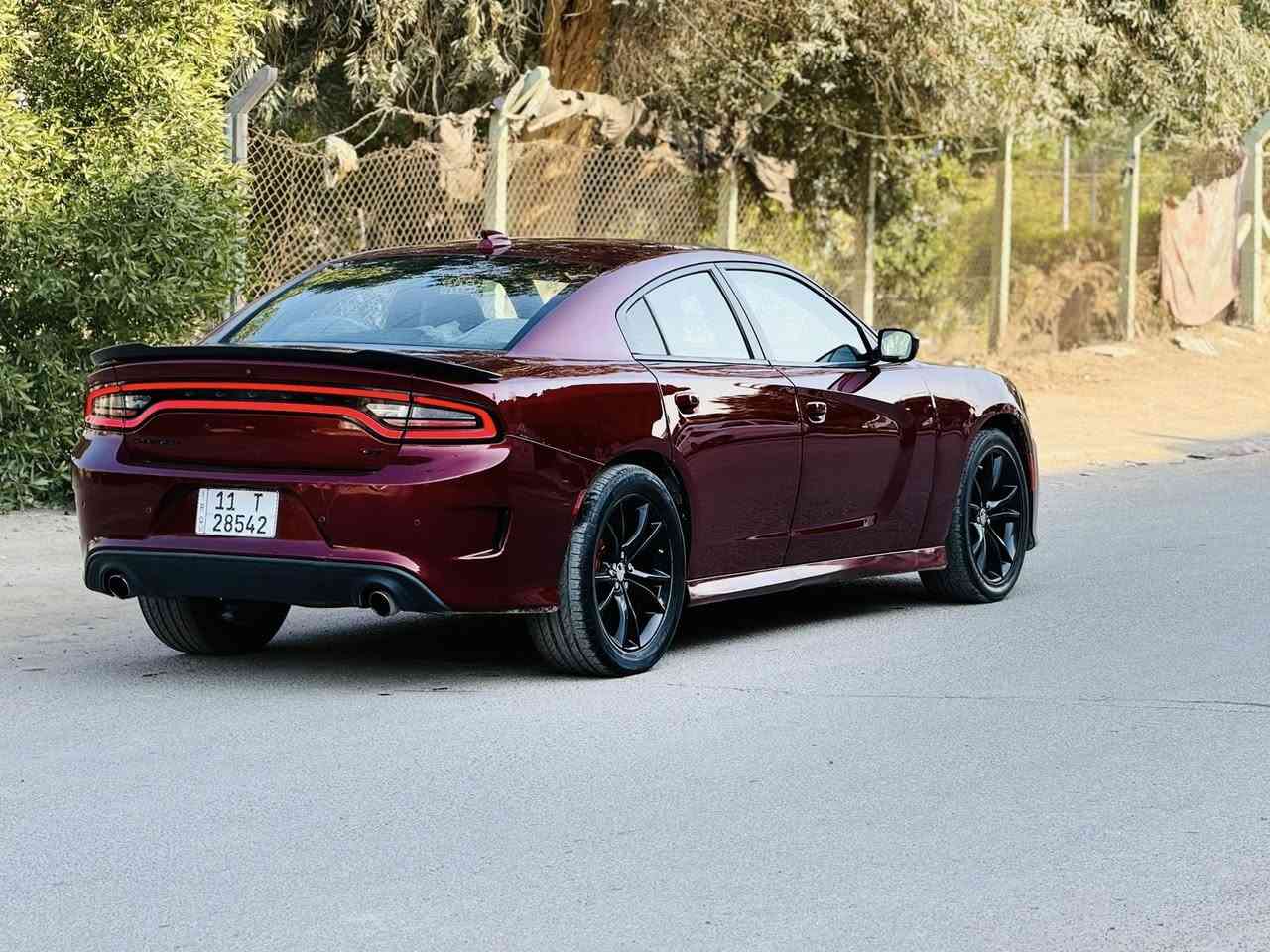 السلام عليكم
دوج جارجر GT جيتي 
 موديل 2020 اصل  
رقم بغداد الجديد بسمي 
السعر 218 وبيها مجال 
(وارد امريكي).(للبيع فقط) 
كفاله عامه من الصبغ 
 بارد جاملغ مامي وجاملغ الخلفي 
حادث امريكه 
دواخل راديترات بلادية) 
(صور الحادث داخل المنشور  ) 
لون كرزي مميز 
محرك V6 . 3600 . . 
(فول مواصفات ما عدا الفتحة) 
رقم بغداد بسمي السيارة  تحويل مباشر 
السيارة جديدة بمعنى الكلمة 
المواصفات:  
نسخة GT سوبر تراك
رادار خلفي + رادار جانبي نقاط عمياء 
كشنات كنتارا وجلد 
كشنات تدفئة وتبريد 
كشنات كهرباء عدد 2
كشنات خزن  
ستيرن تدفئة 
تحكم ستيرن 
حساسات خلفيه  
محدد سرعة 
شاشة كبيرة مع نضام ملاحة نفكيشن GPS
الشاشة مع اوبشنات
سماعات سستم صوت الپاين
كاميرا خلفية دوارة 
مرايا متحسسة للاضاءة العالية 
كير شفت بالستيرن
دخول ذكي مع ترحيب
تشغيل عن بعد 
المصابيح الامامية LED
تبريد قطعتين 
بصمة وتشغيل عن بعد 
ويل قياس 20 انچ
مكان السيارة بغداد
الاستفسار***********
