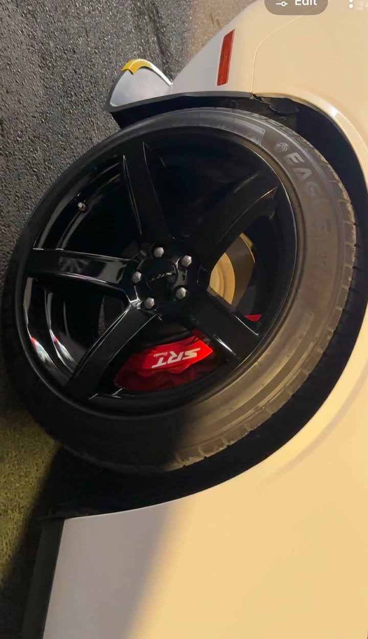 سلام عليكم جالنجر 2022 GT ابيض رايدها مراوس ب جالنجر srt 
ماشية 49 مايل
حادثها جاملغ وبونيد بلادي
شاشة جبيرة
بانزين محسن
تشغيل عن بعد
منضومة زينون وسوارات الوان 350$ عمل محمد المطيري
ويل نجمة خسفة قوية تخم تاير جديد 275 امامي خلفي
سيارت مصروف عليها وما تصرف عليها ربع
*********** 
رقم الشاصي 203CDZJG4NH214661
ملاحظة كل قطع السيارة بلادية بوونيد وجاملغ المتضرر ماكو اي شي تايوان
اللاسق الاسود مشيول

