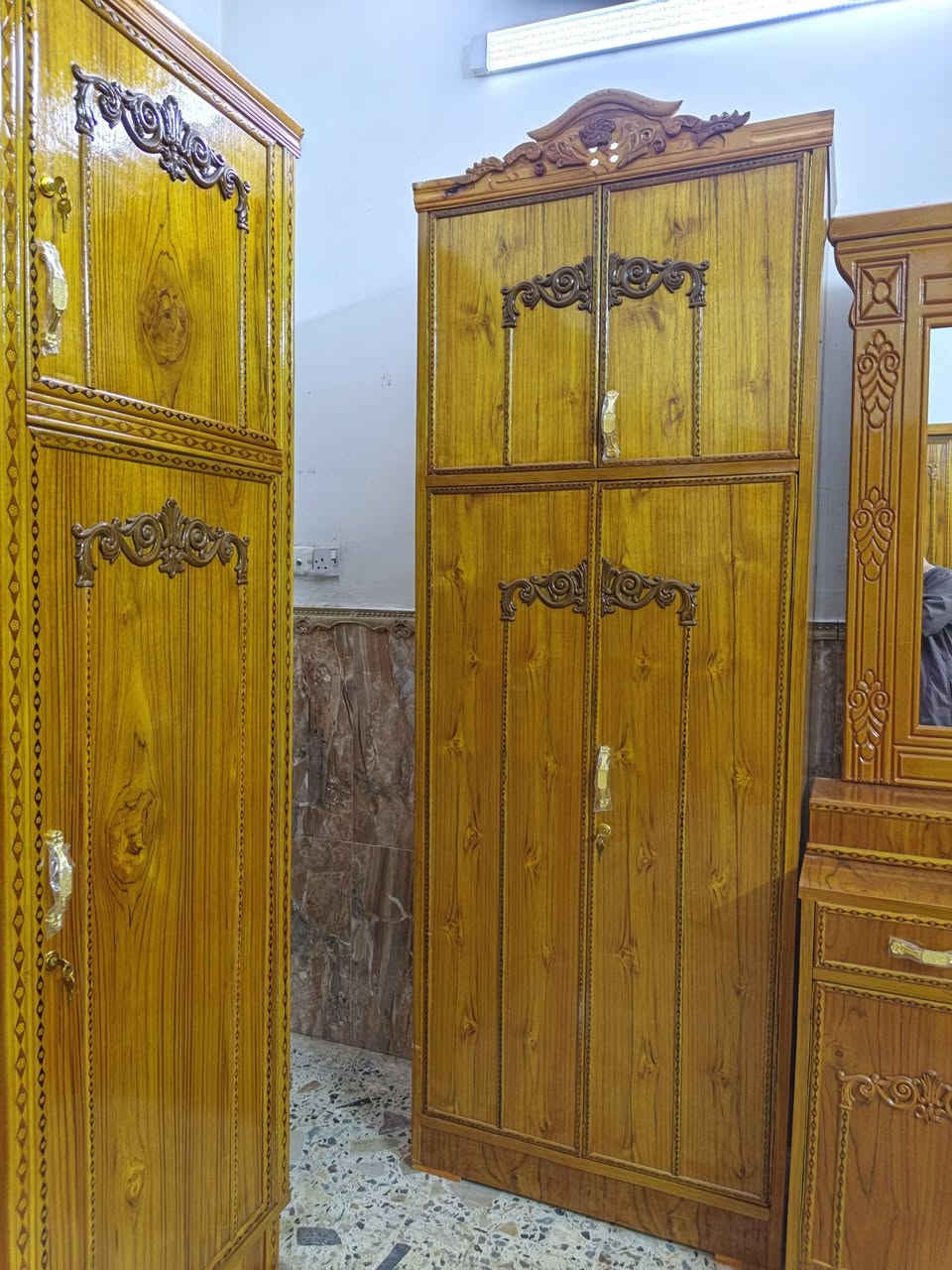 السلام عليكم غرفه ام 5 بيبان مقطعه كل باب لوحده الظهر چرچوبه براغي الفرش بلوك الداخل 4 ملم الخارج 5 ملم السعر خاص  الستفسار على الرقم *********** يوجد واتساب..... ملاحظة يوجد خدمه توصيل لجميع المحافظات كل محافظة وحسب البعد مالتها
