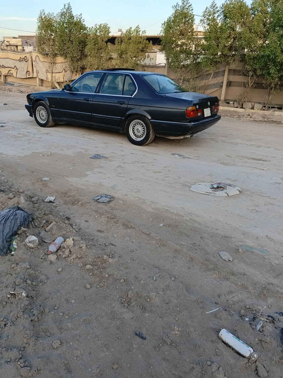 للبيع بي ام 735موديل 91بغداد مشروع وطني سعر 50$رقم موبايل *********** اسود ملكي مكفول من ضربة وصبغ وخياس وتبديل سيارة بلادية محرك وگير مكفول دواخل لون ملكي. حداده امامي خلفي فول كهربائيات مع الكيجات مع الجام مع سنتر لوك كلهه شغاله لايت زنون فتحه سلايد تدفئة وتبريد شغال اطارات. نضيفه  ويل خلية. السياره فول نضافه مكاني بغداد سيارة احله من صور
