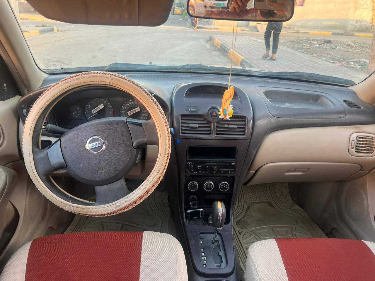 السلام عليكم نيسان سني للبيع موديل 12جاهزه ومكفوله گيرمحرك تبريد تخم تاير بسمنه الاتصال ***********
