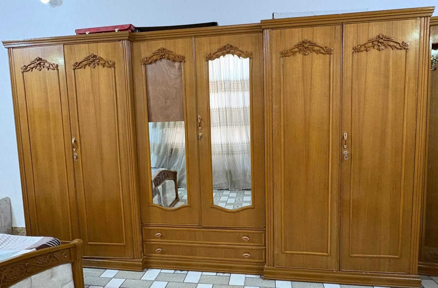 غرفة أخشاب صاج للبيع الكنتور ٦ابواب نضيفه جدا السعر مليون٣٠٠وبيها مجال (***********)رقم الواتساب
