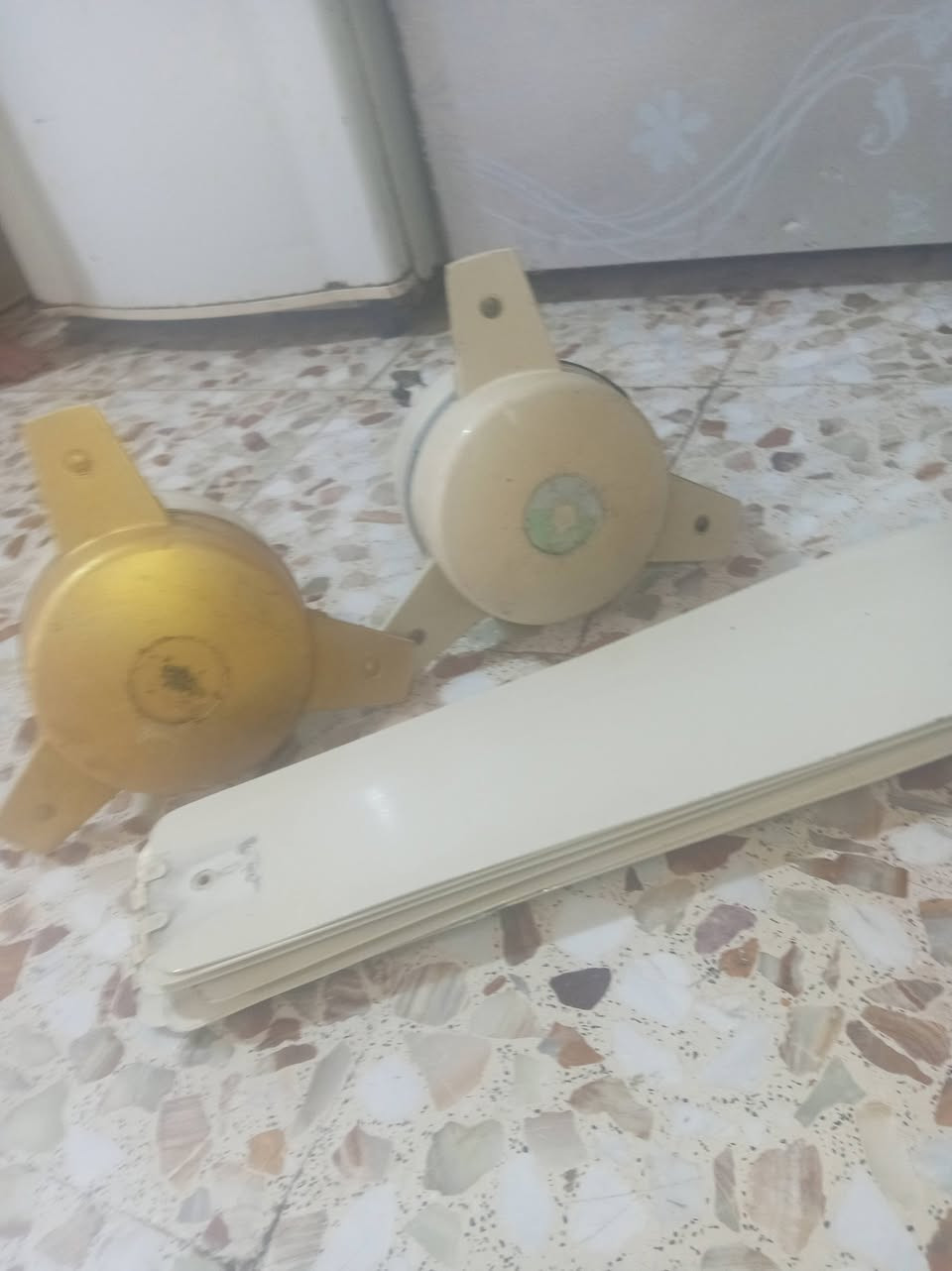 مكلف بلنشر مراوح عدد اثنين اندولا للبيع شغالات للإستفسار الاتصال بلرقم ***********
